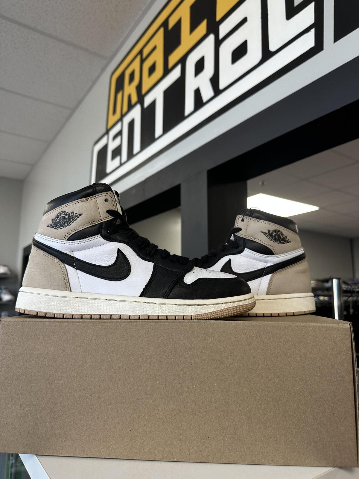 Jordan 1 "Latte" Size 7Y/8.5W Used