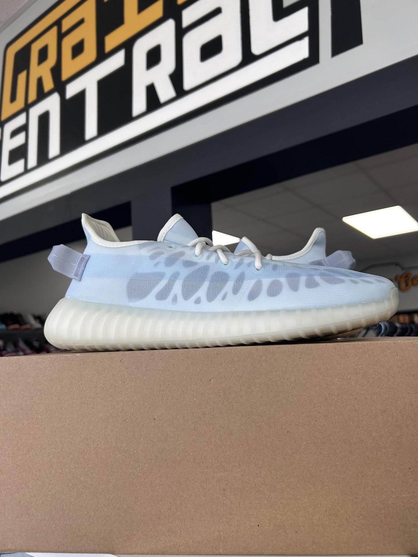 Yeezy 350 V2 "Mono Ice" Used Size 10.5