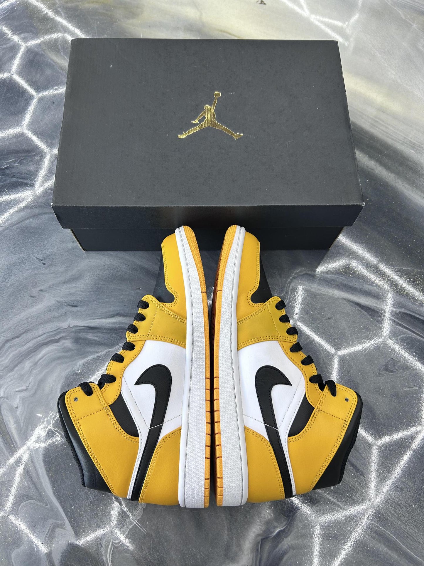 Jordan 1 Mid "University Gold" Used Size 8
