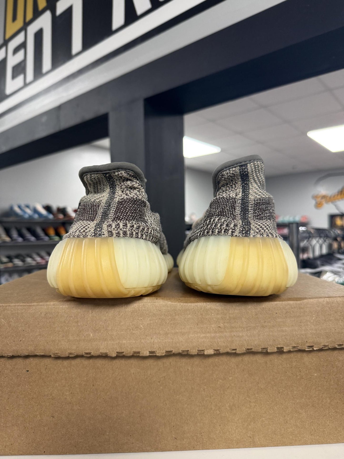Yeezy 350 V2 "Zyon" Used Size 9.5