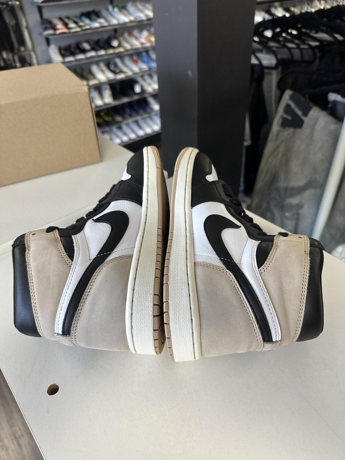 Jordan 1 "Latte" Size 7Y/8.5W Used