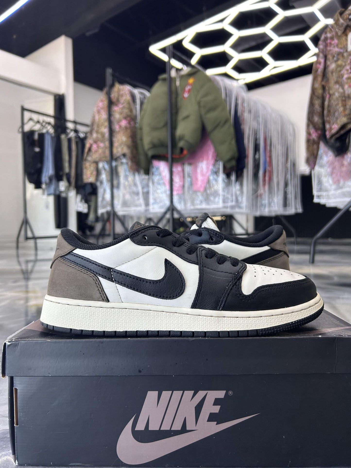 Jordan 1 "Mocha" Low Used Size 7Y/8.5W