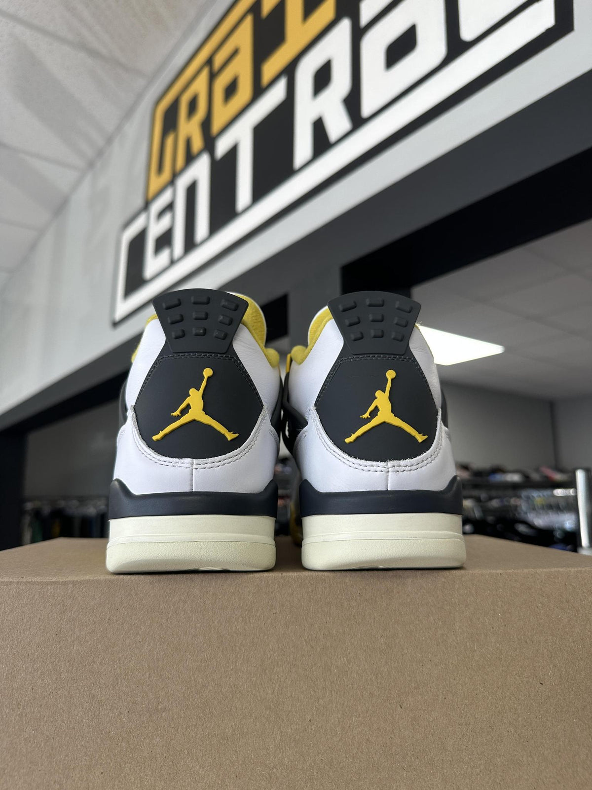 Jordan 4 Vivid Sulfur Used
