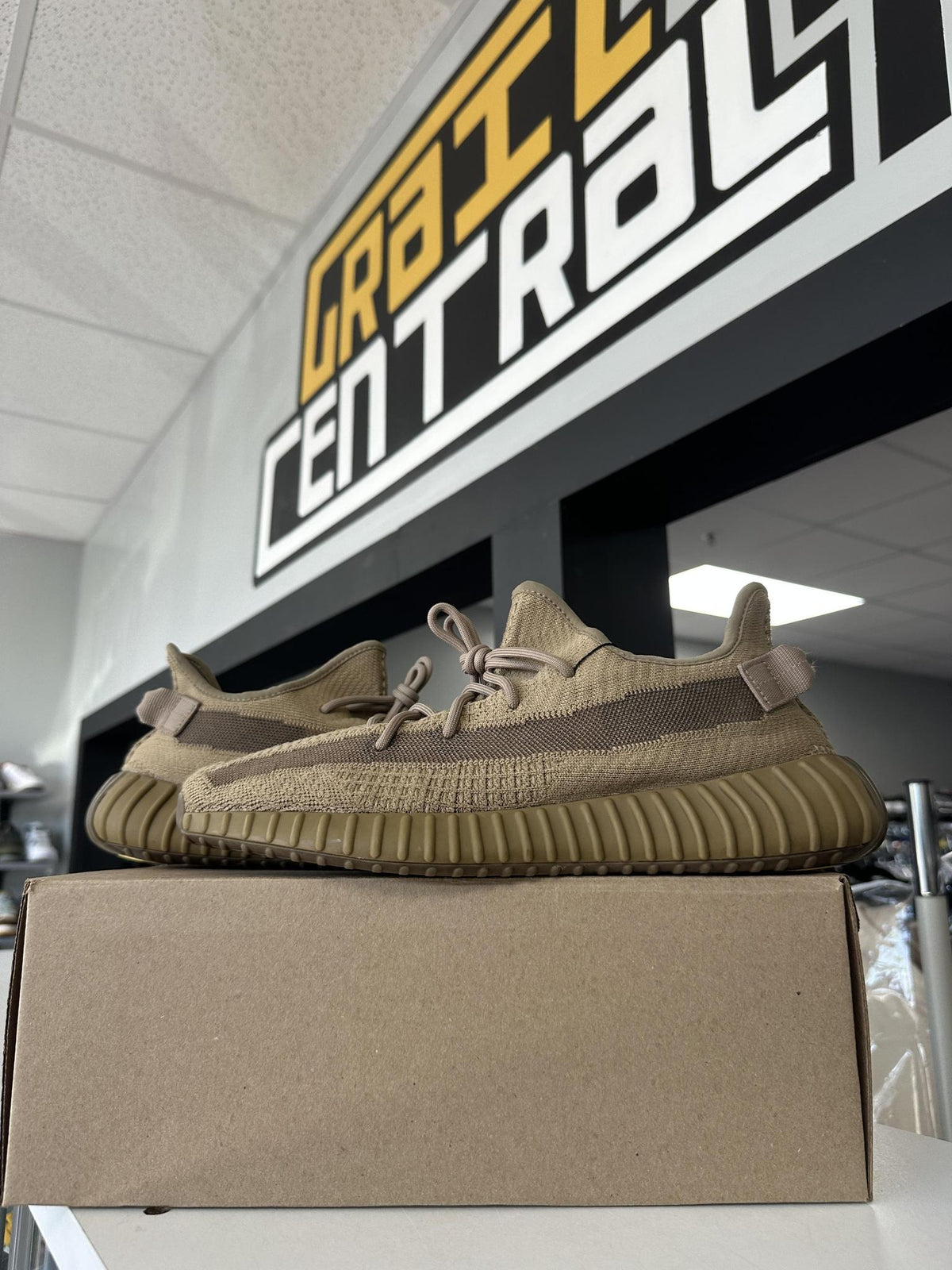 Yeezy 350 Dark Earth Used