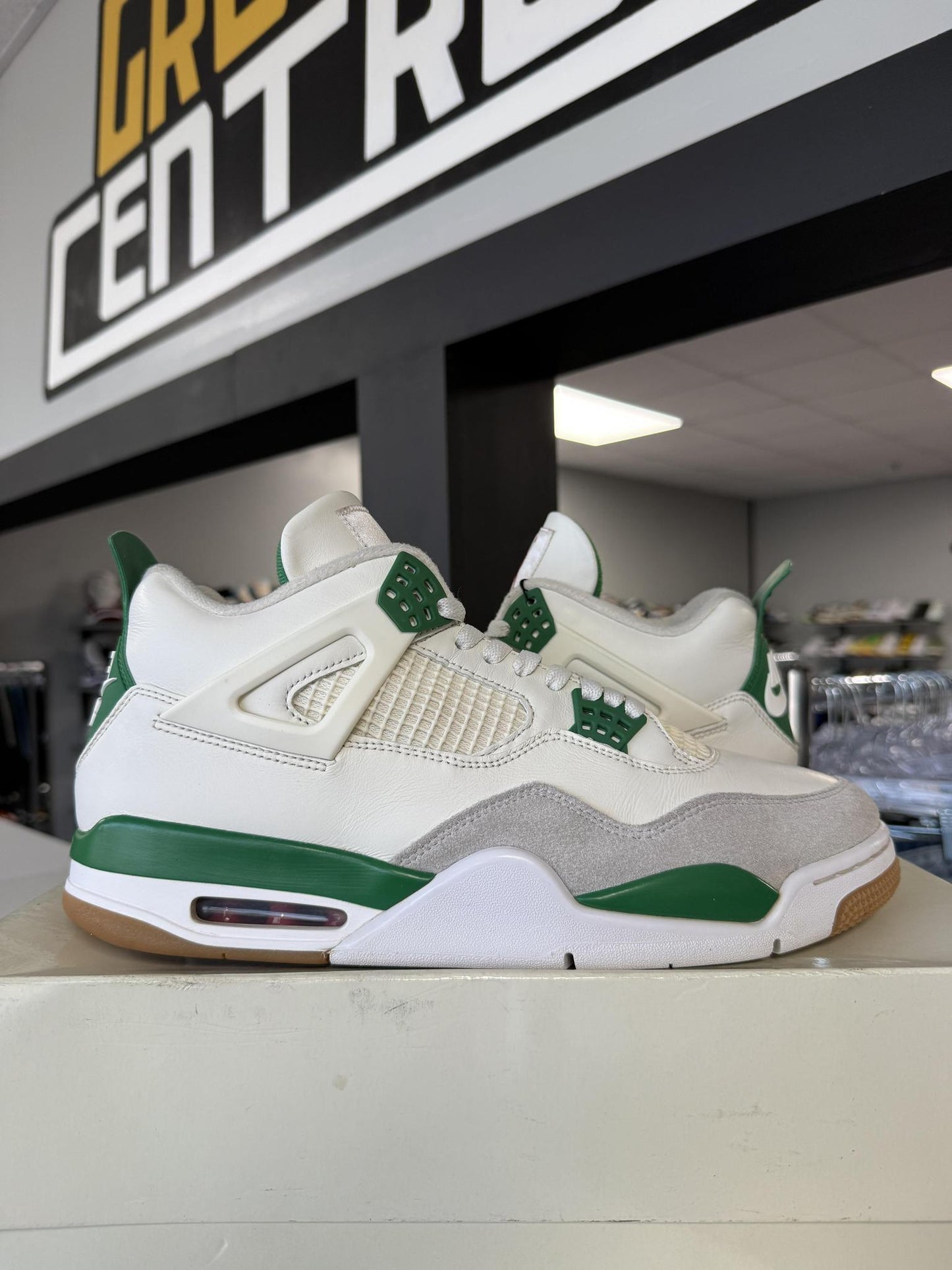 Jordan 4 SB "Pine Green" Used Size 12.5