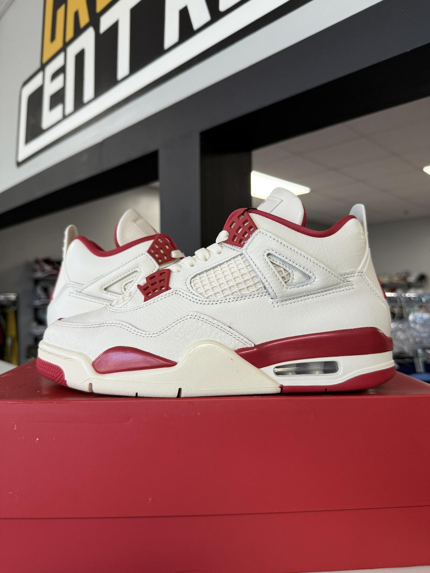 Jordan 4 "Valentines Day" Used Size 8