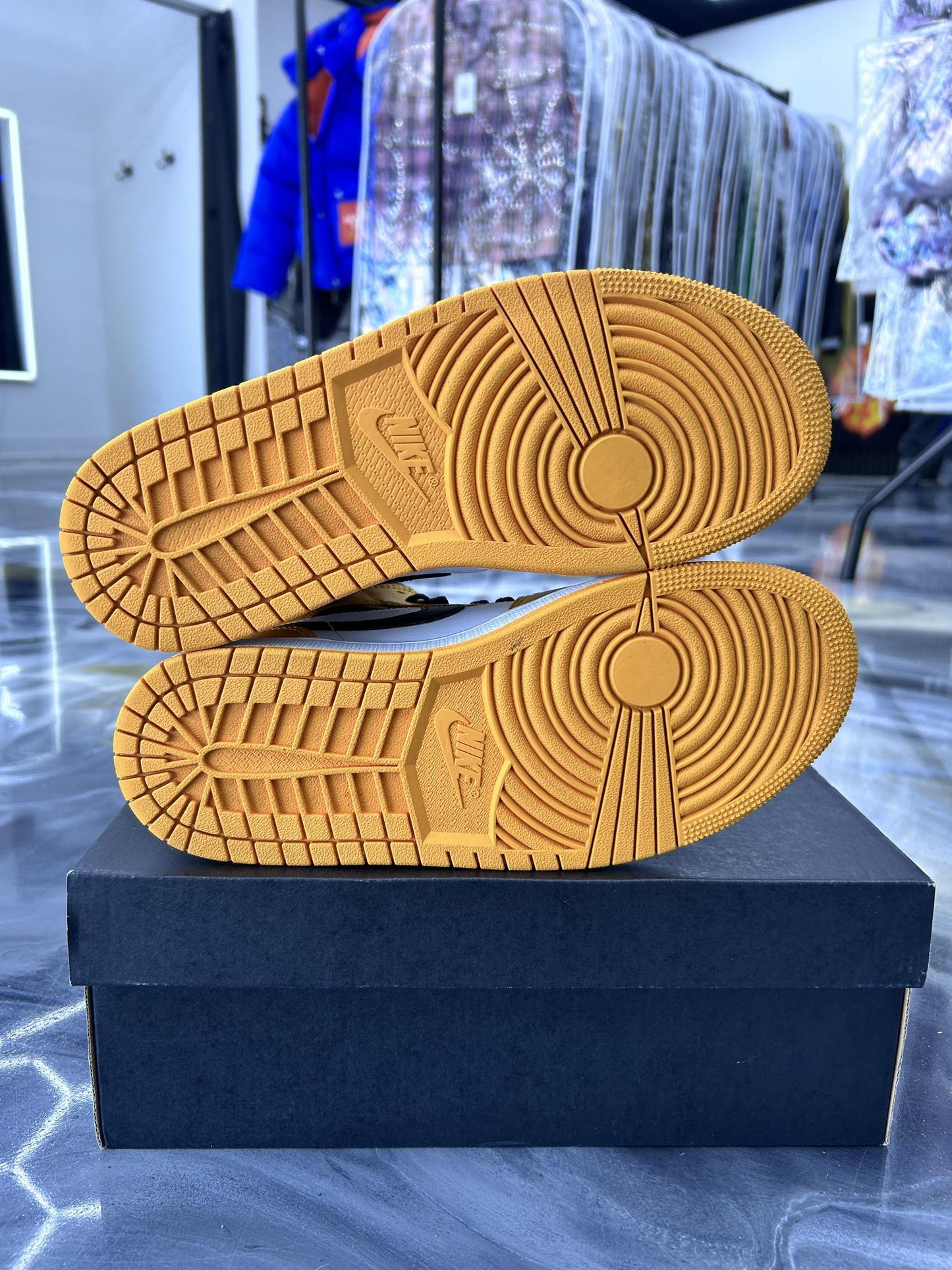 Jordan 1 Mid "University Gold" Used Size 8