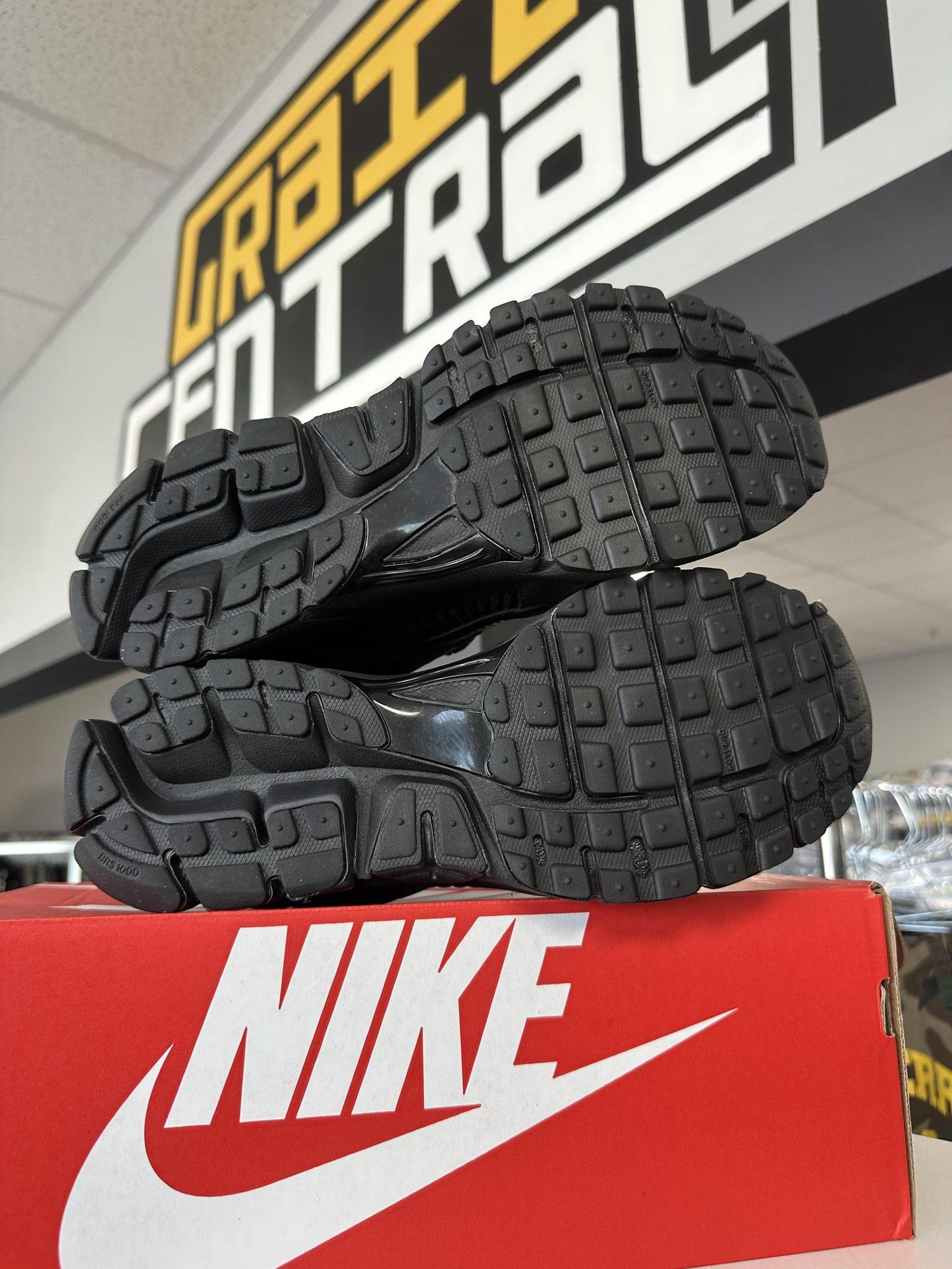 Nike Vomero 5 "Black" Used Size 11.5