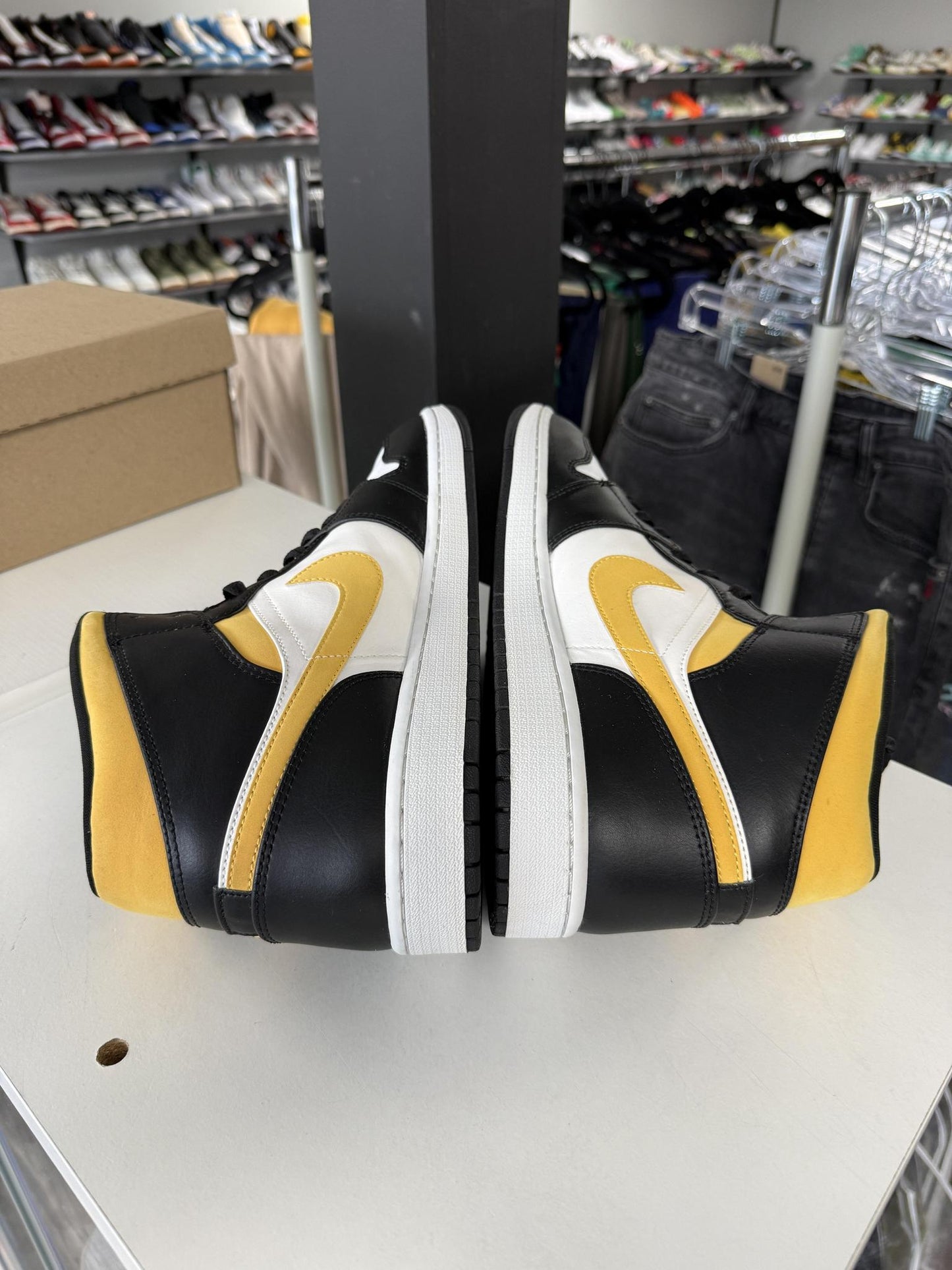 Jordan 1 Mid "Pollen" Used Size 14