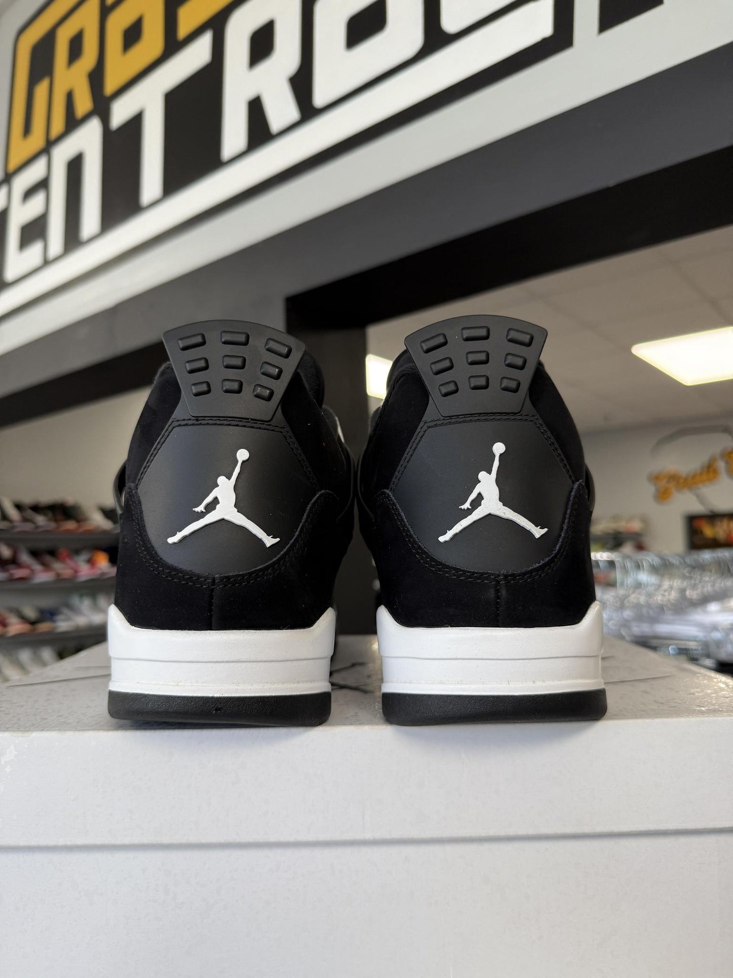 Jordan 4 "White Thunder" used Size 13