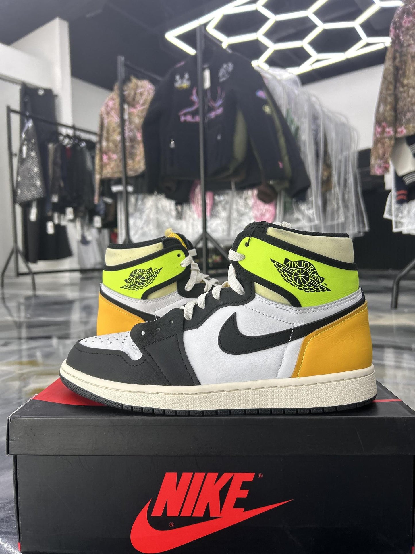 Jordan 1 "Volt University Gold" Used Size 9