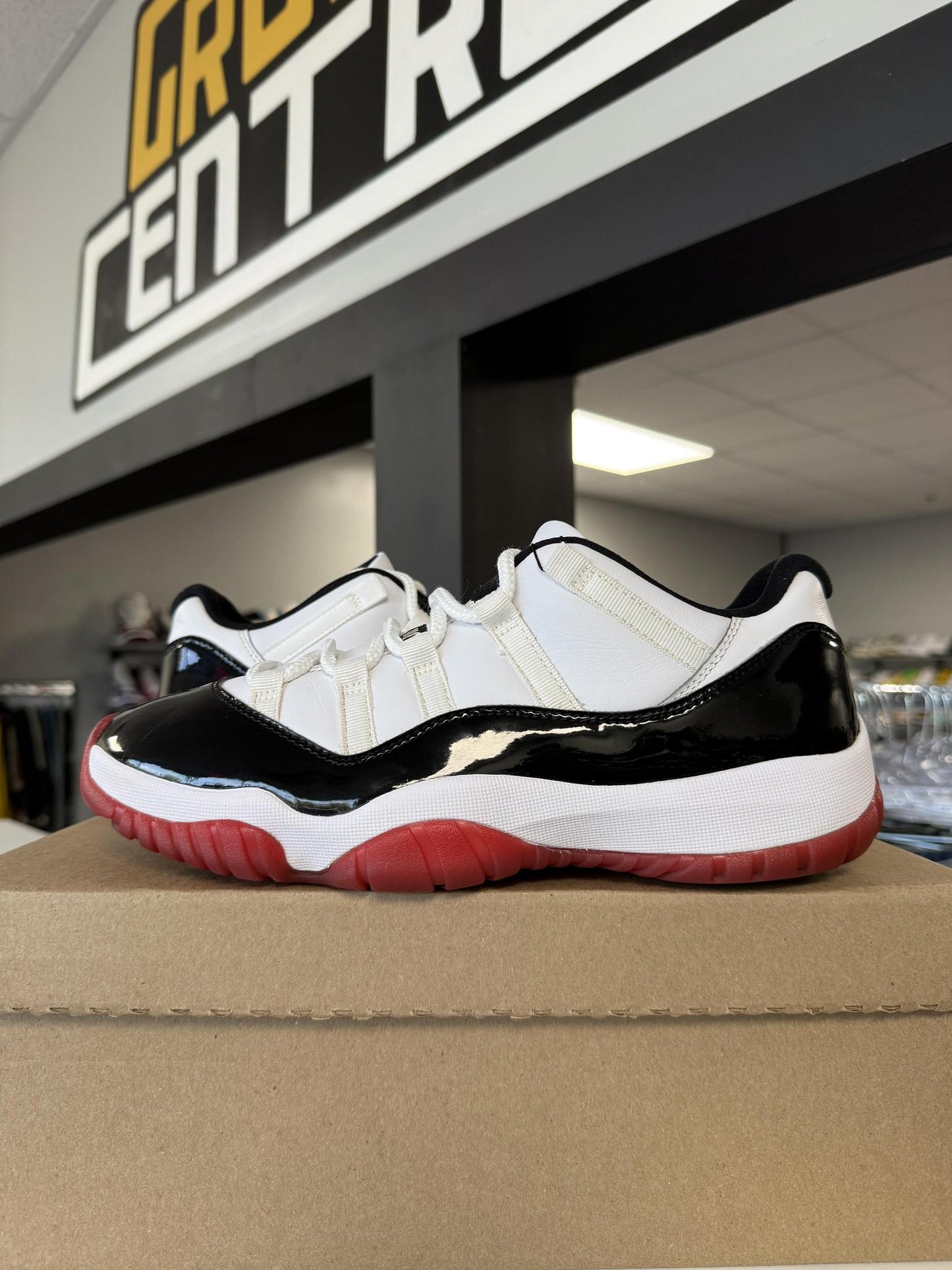 Jordan 11 Low "Concord Bred" Used Size 9.5