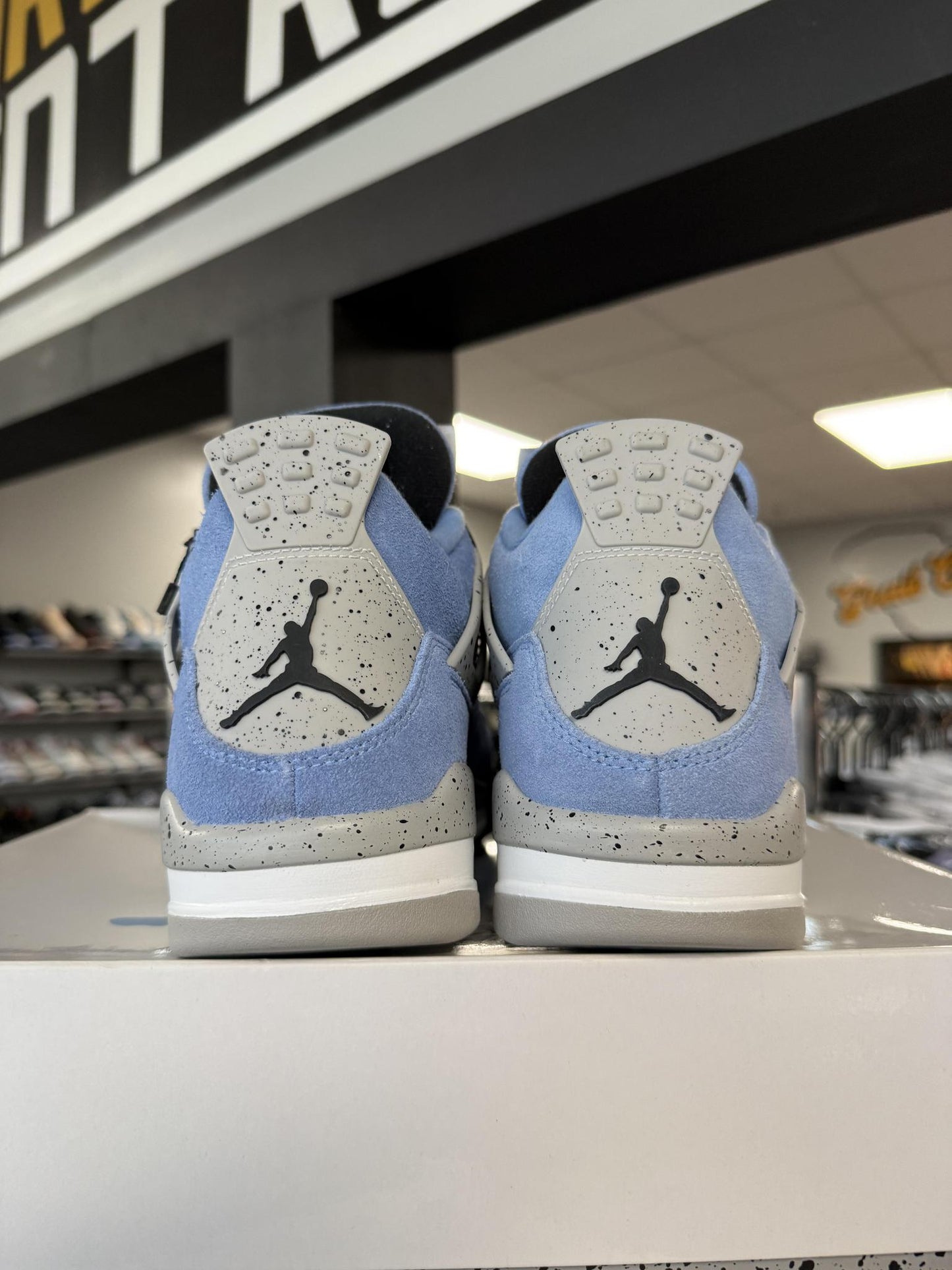 Jordan 4 "University Blue" Used Size 9.5
