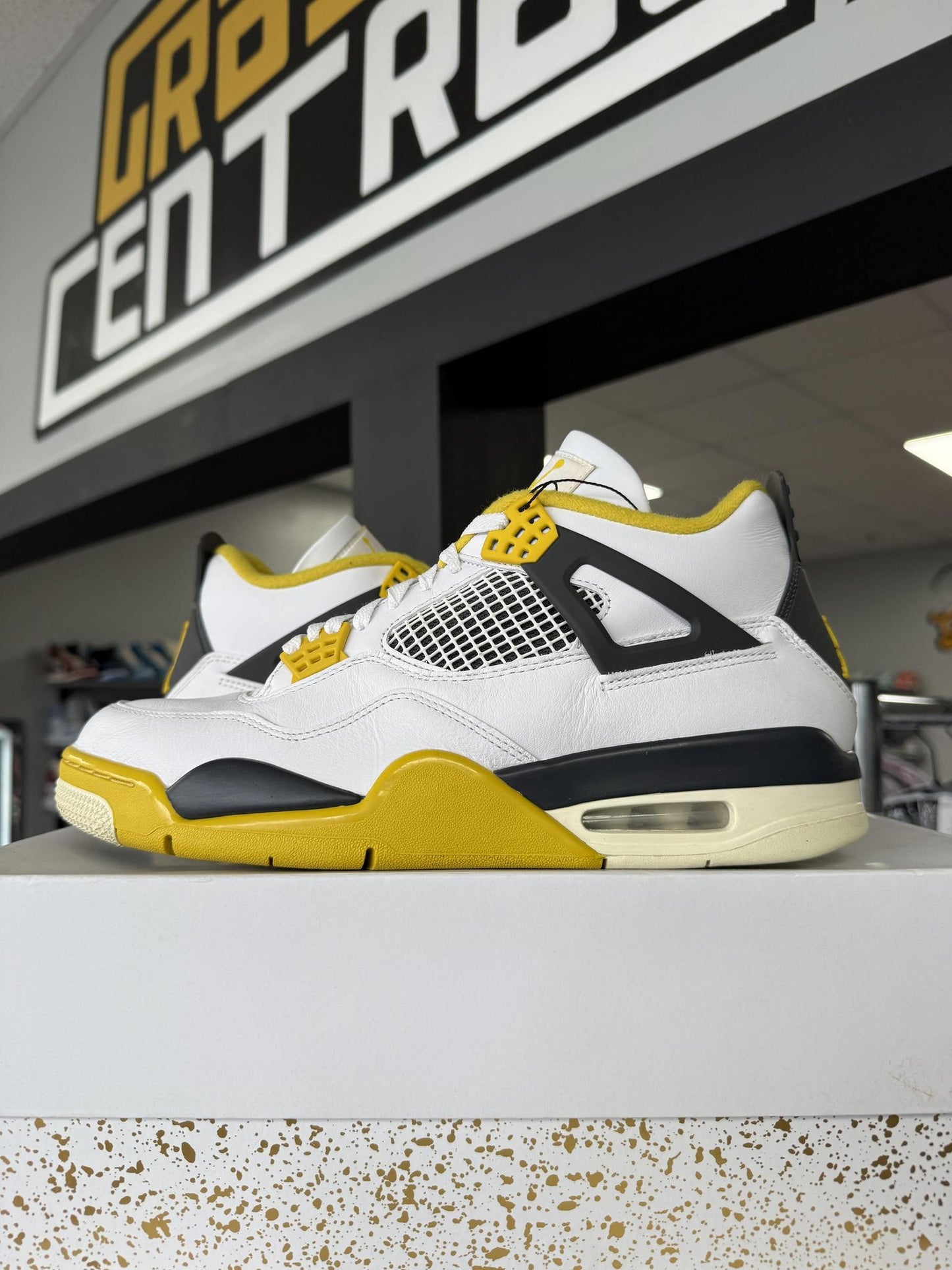 Jordan 4 "Vivid Sulfur" Used Size 10.5