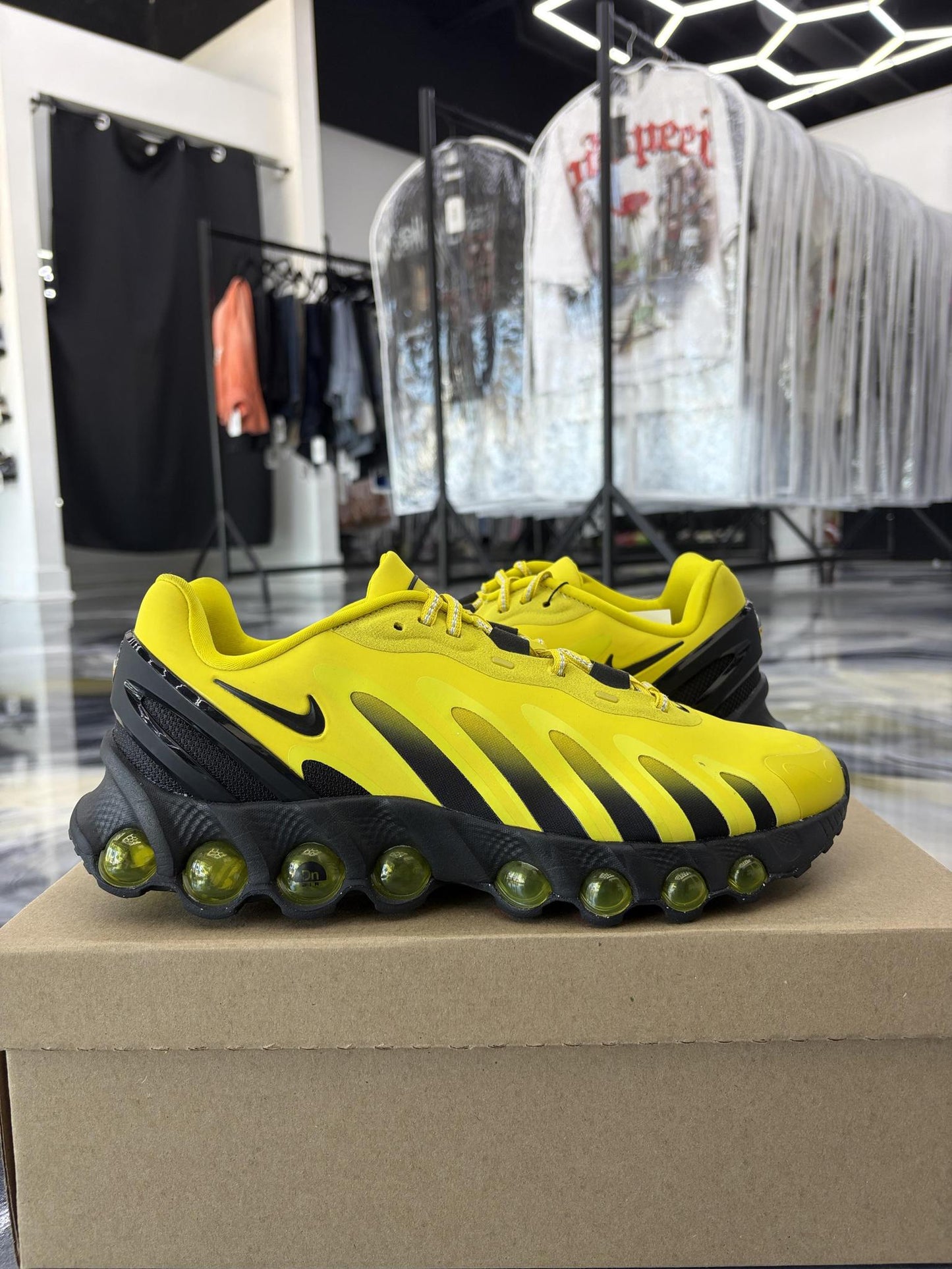 Nike Air Max Dn8 "Bright Citron" Used Size 10