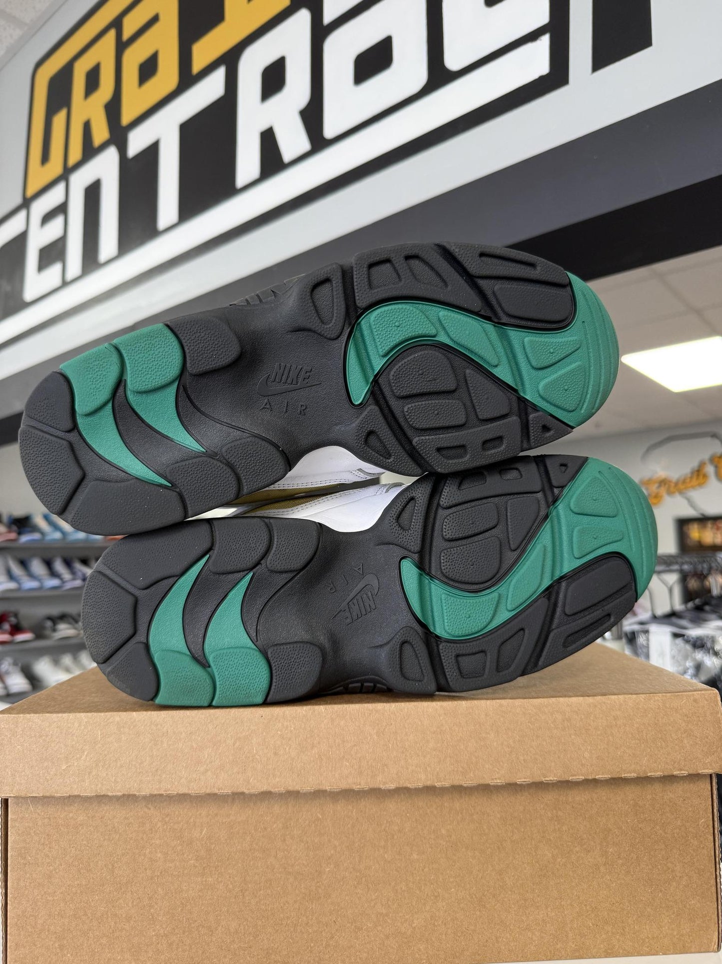 Nike Diamond Turf "Emerald" Used Size 11