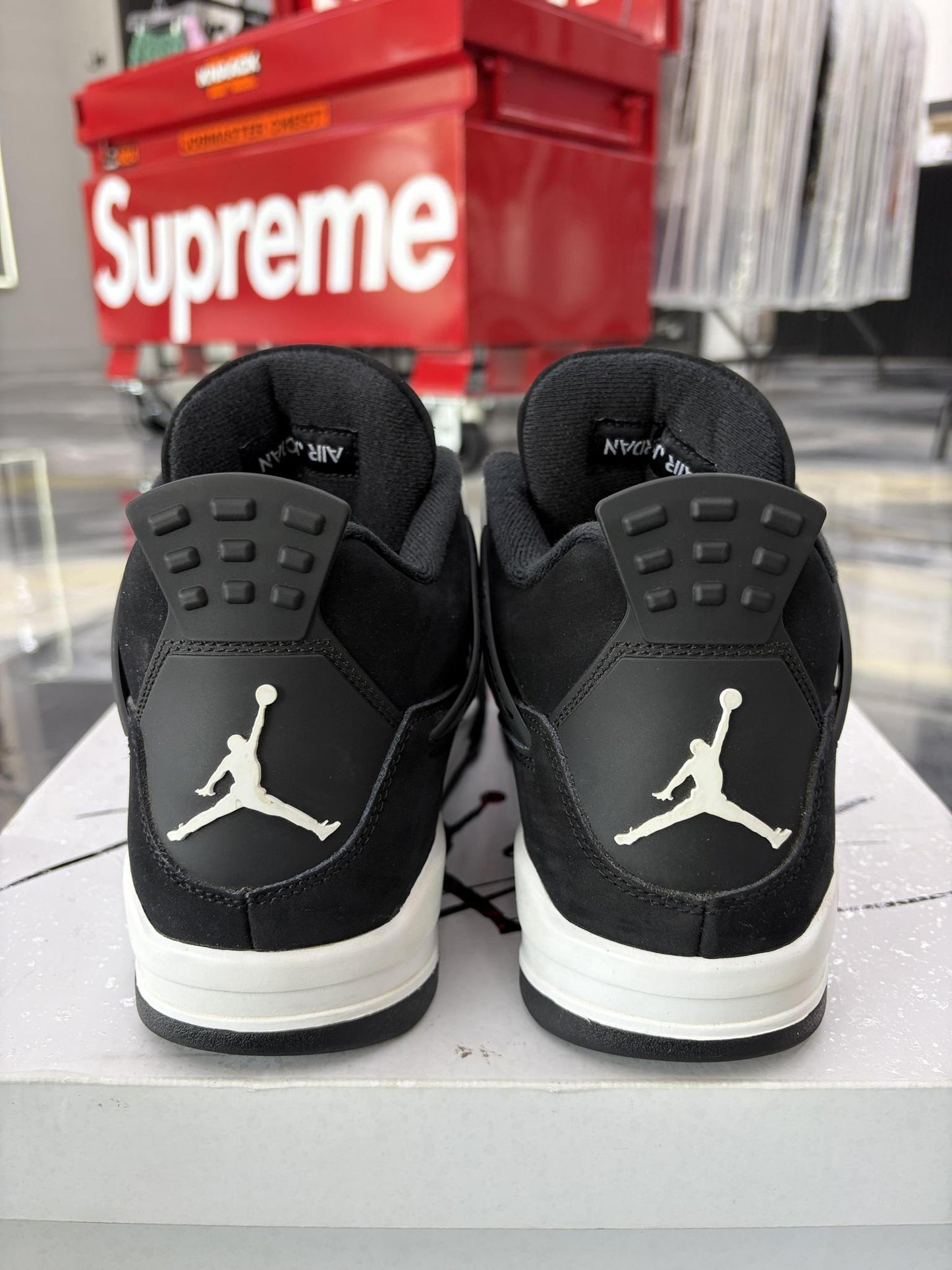 Jordan 4 "White Thunder" Used Size 9