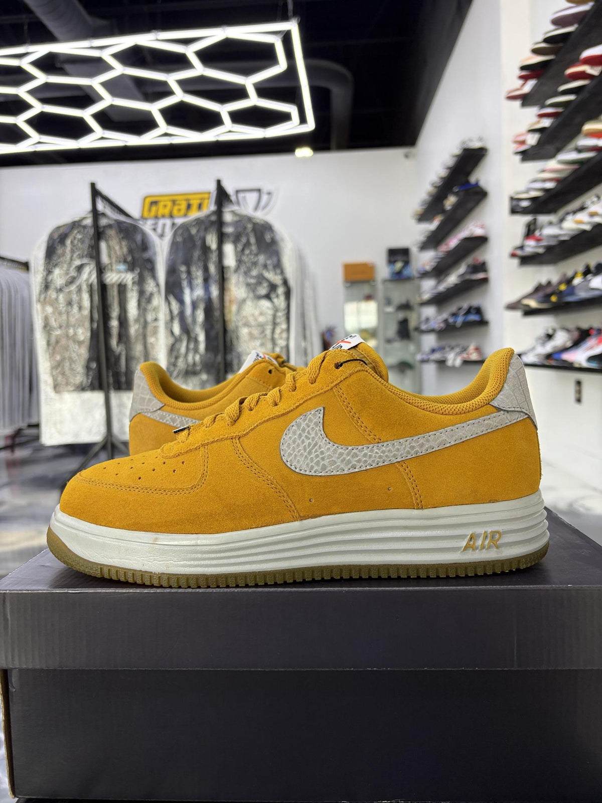 Nike Air Force 1 Low "University Gold" Used Size 9