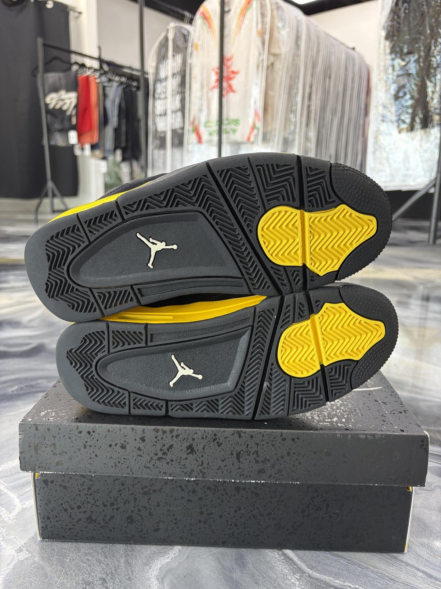 Jordan 4 "Thunder" Used Size 6.5Y/8W