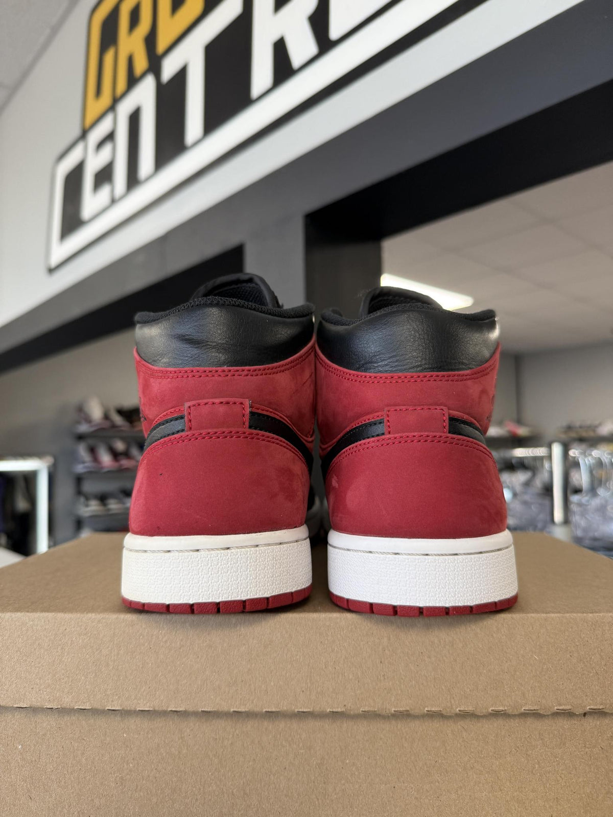 Jordan 1 Mid "Gym Red Black" Used Size 10.5