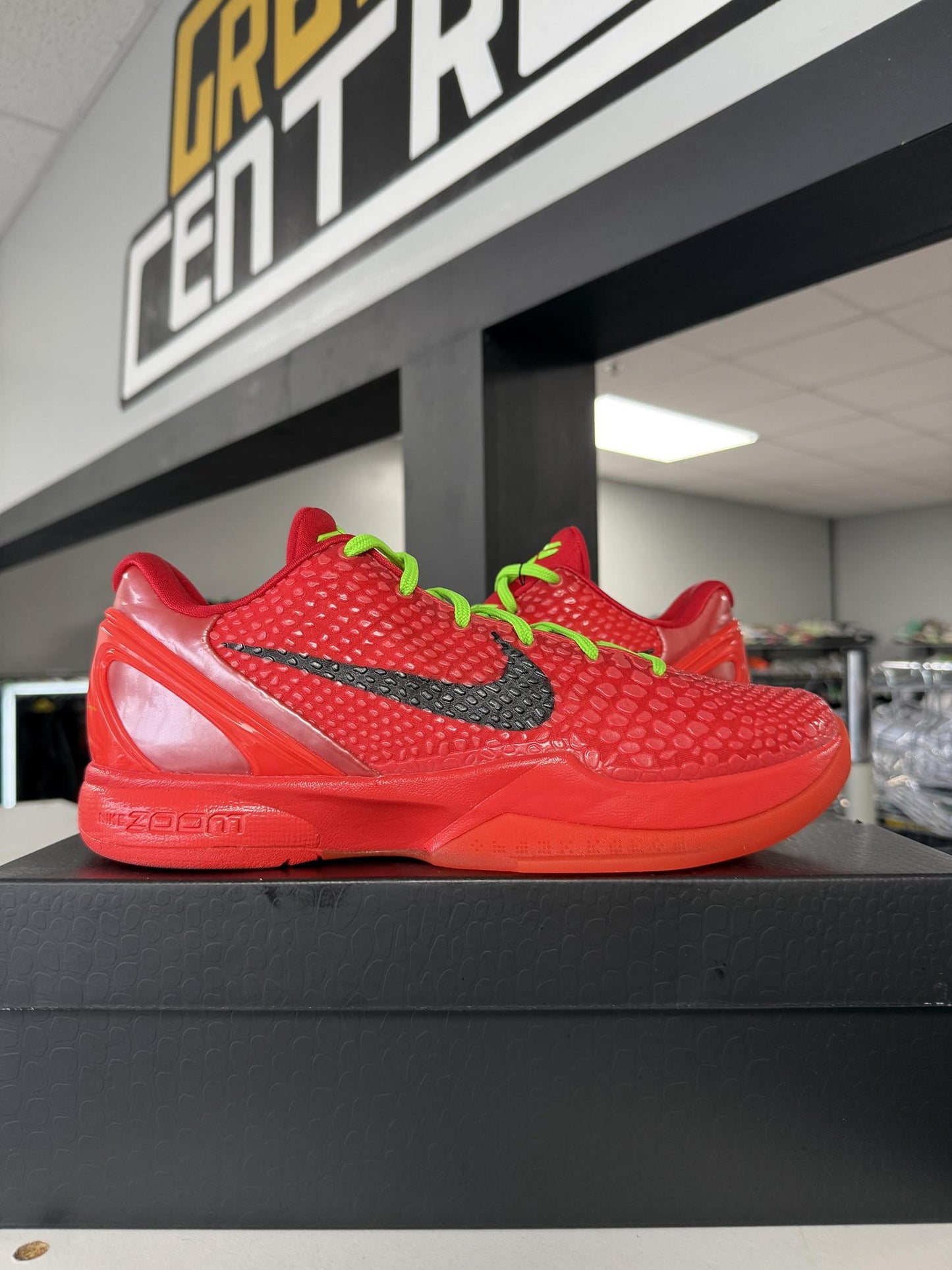 Kobe 6 "Reverse Grinch" Used Size 10