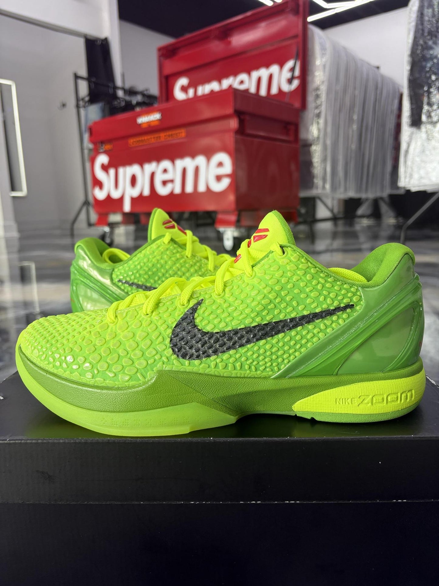 Kobe 6 "Grinch" Used Size 10.5