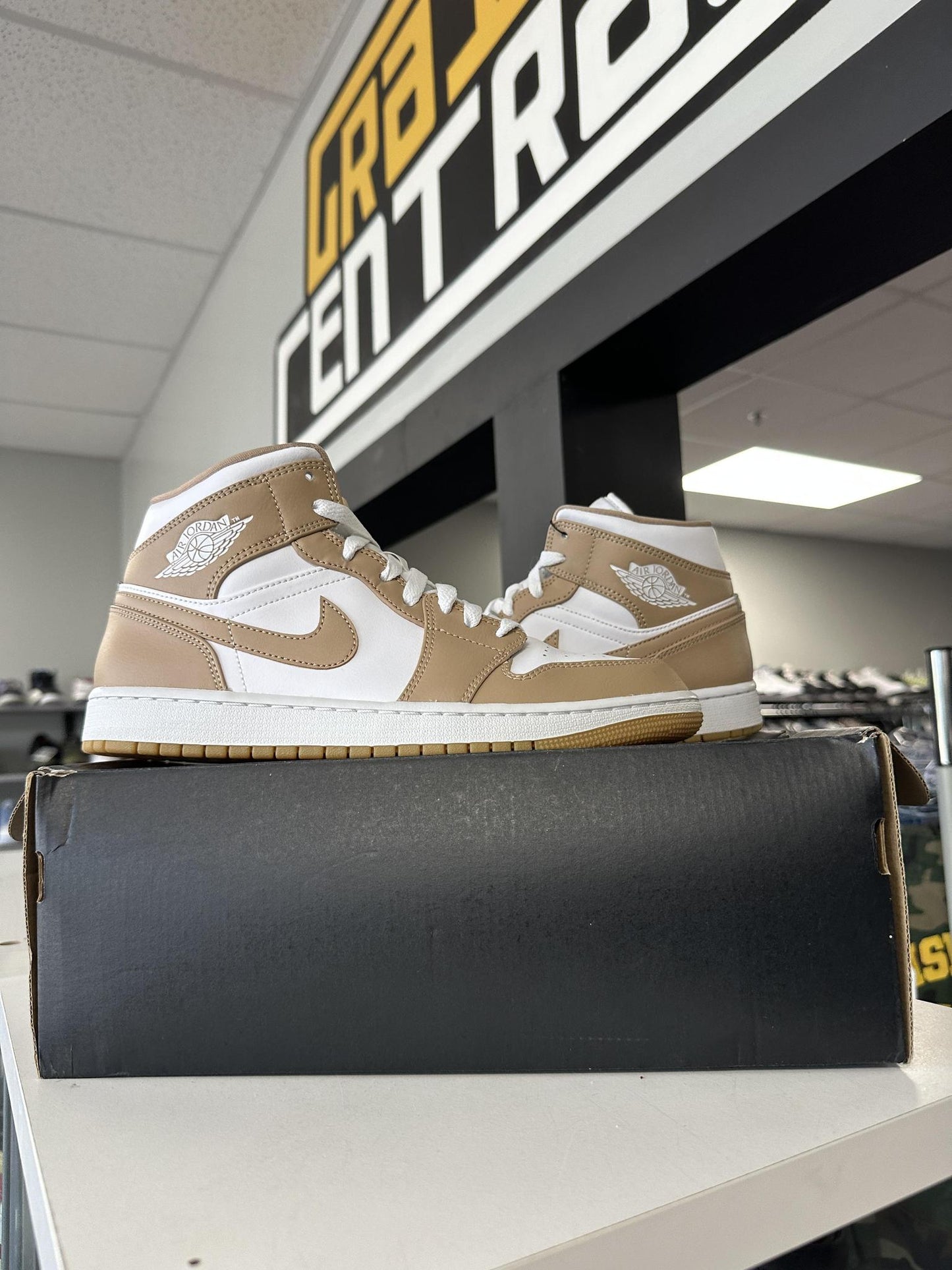 Jordan 1 Mid "Tan Gum" Used Size 9.5