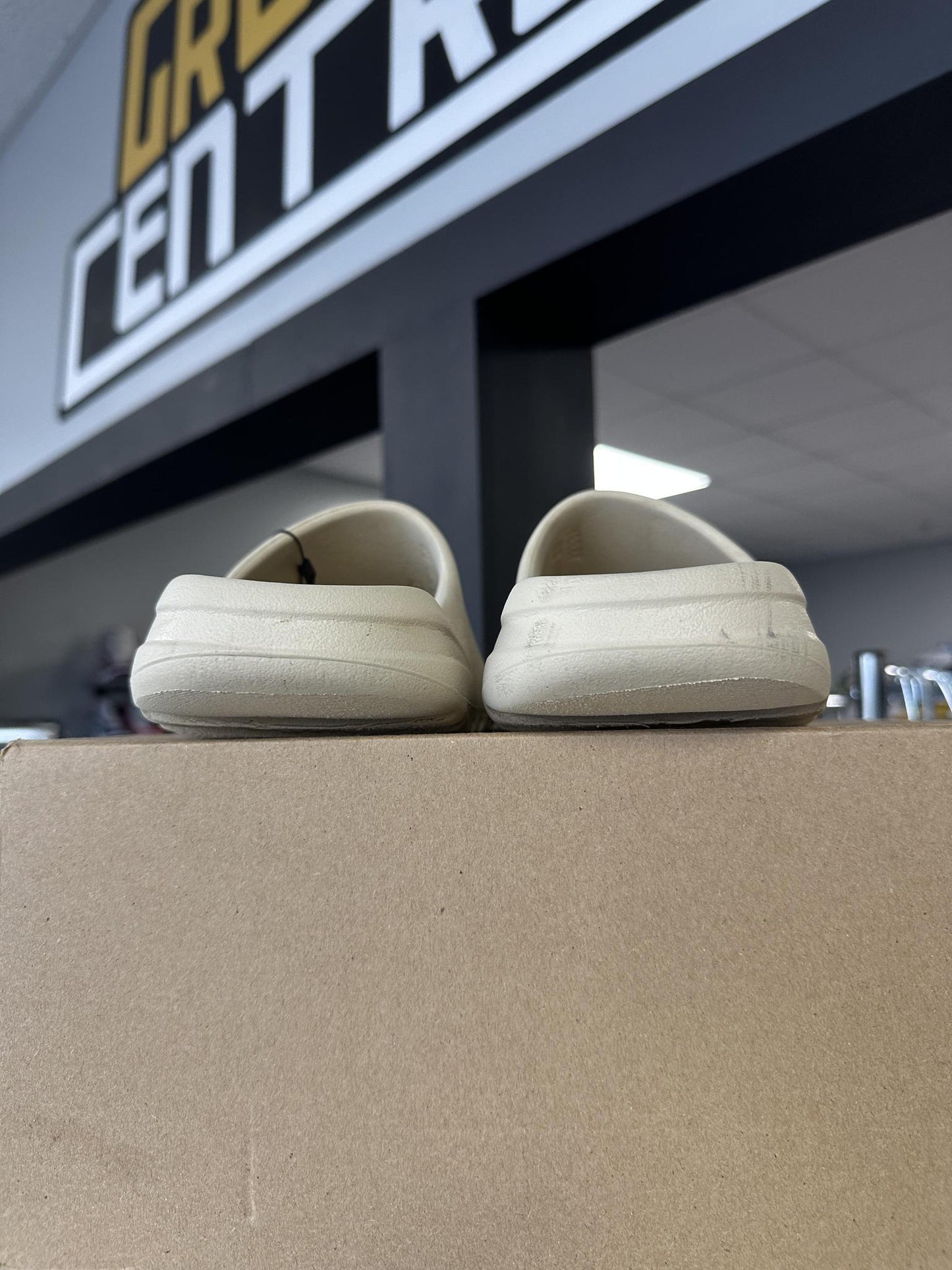 Yeezy Slide "Bone" Used Size 8