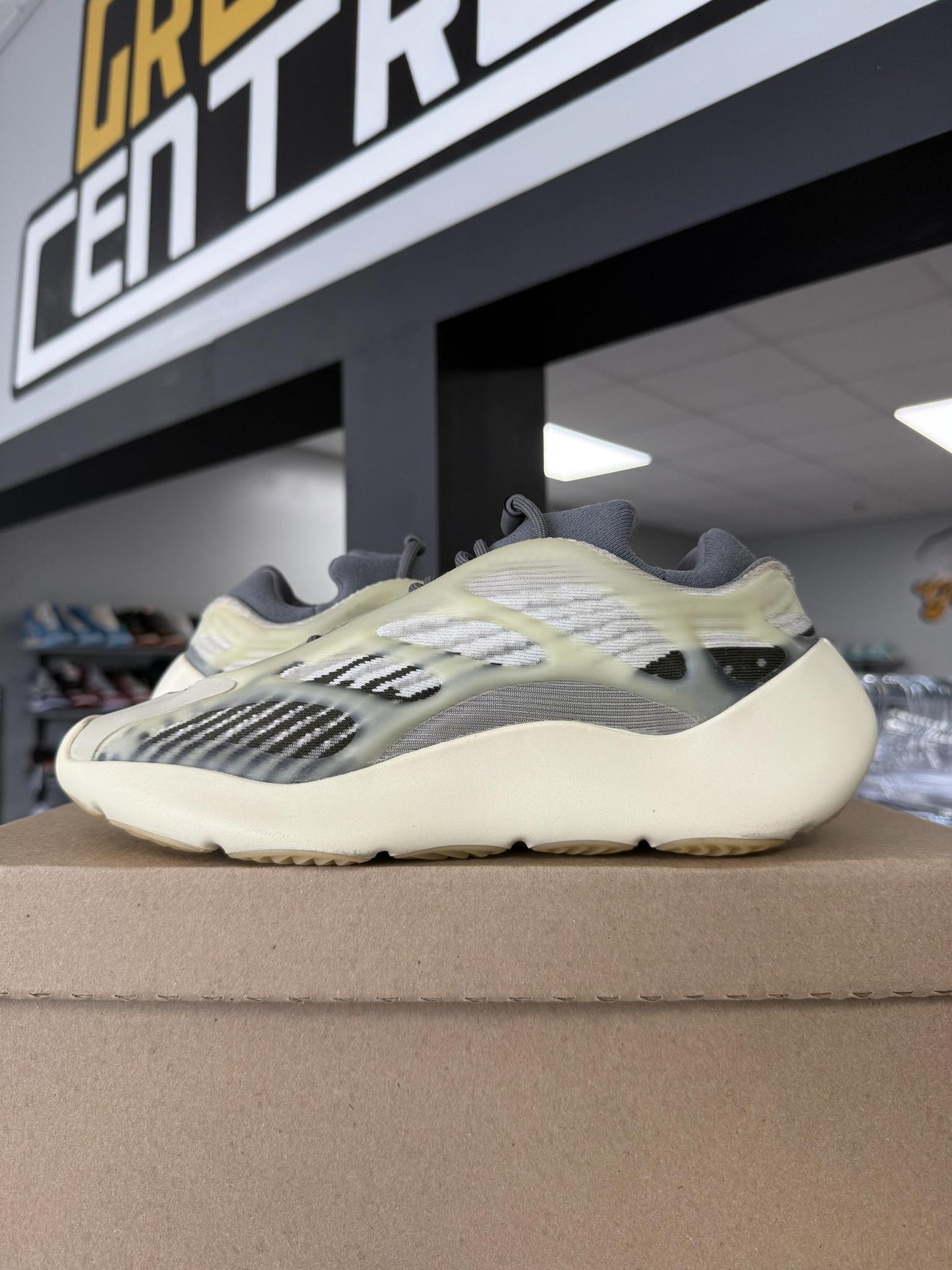 Yeezy 700 V3 "Fade Salt" Used Size 8