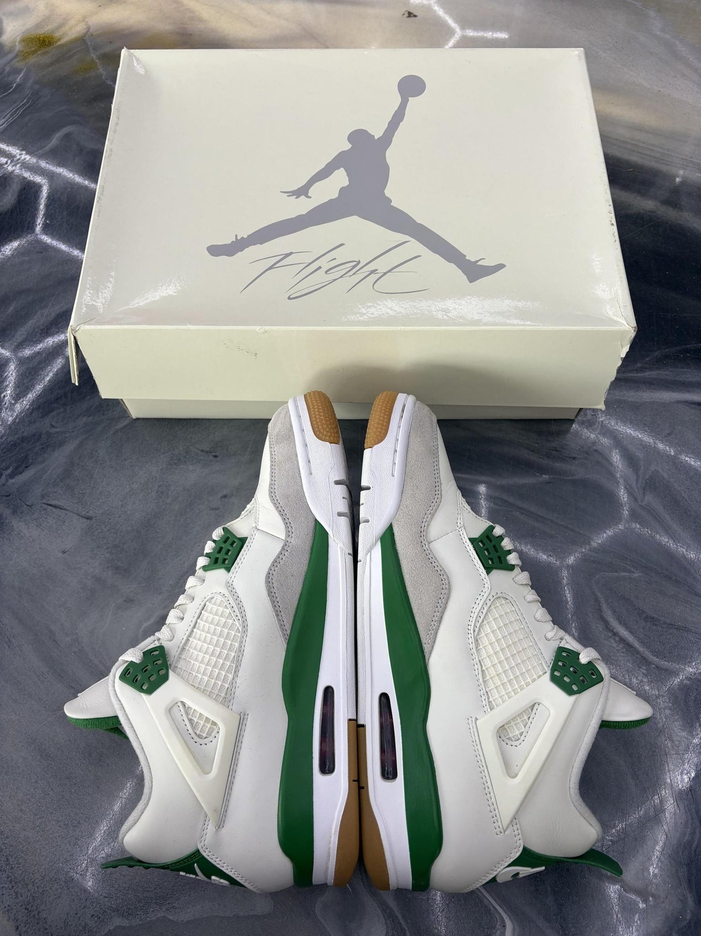 Jordan 4 SB "Pine Green" Used Size 9.5
