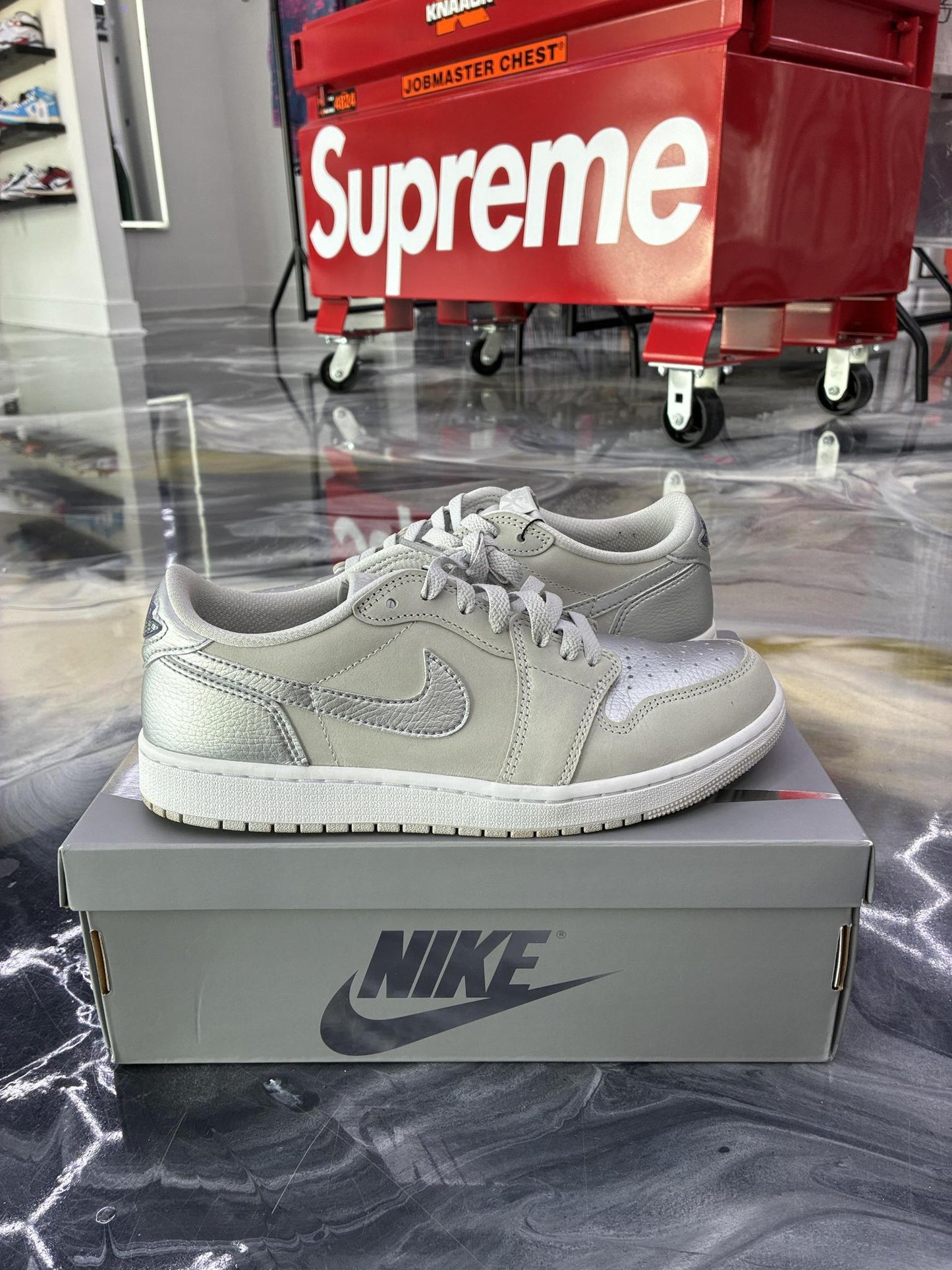 Jordan 1 Low "Metallic Silver" Used Size 9