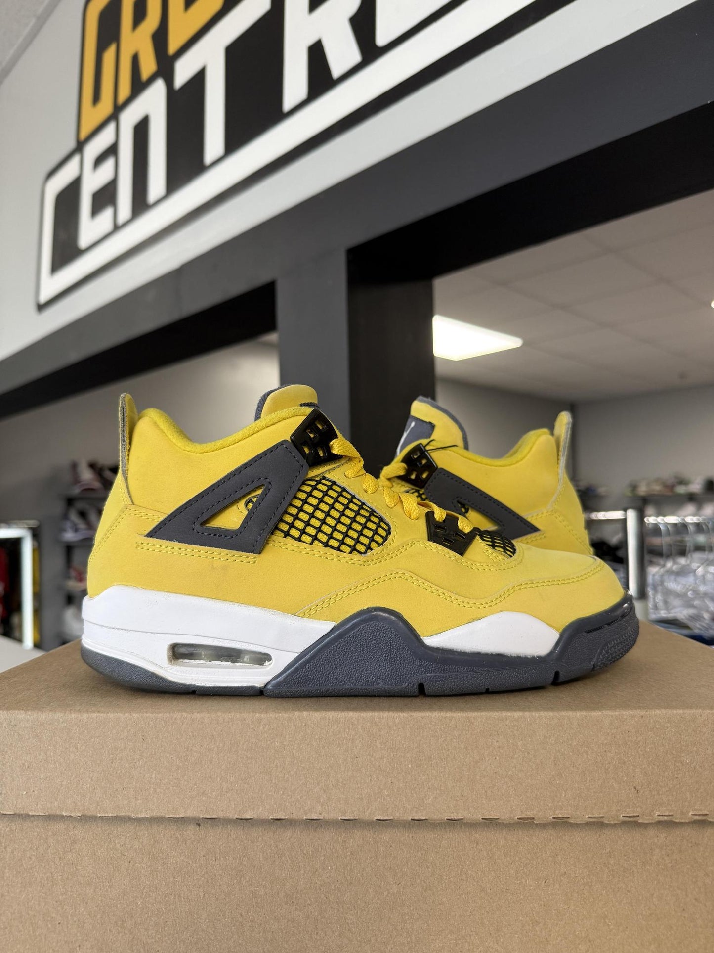 Jordan 4 "Lightning" Used Size 6Y/7.5W