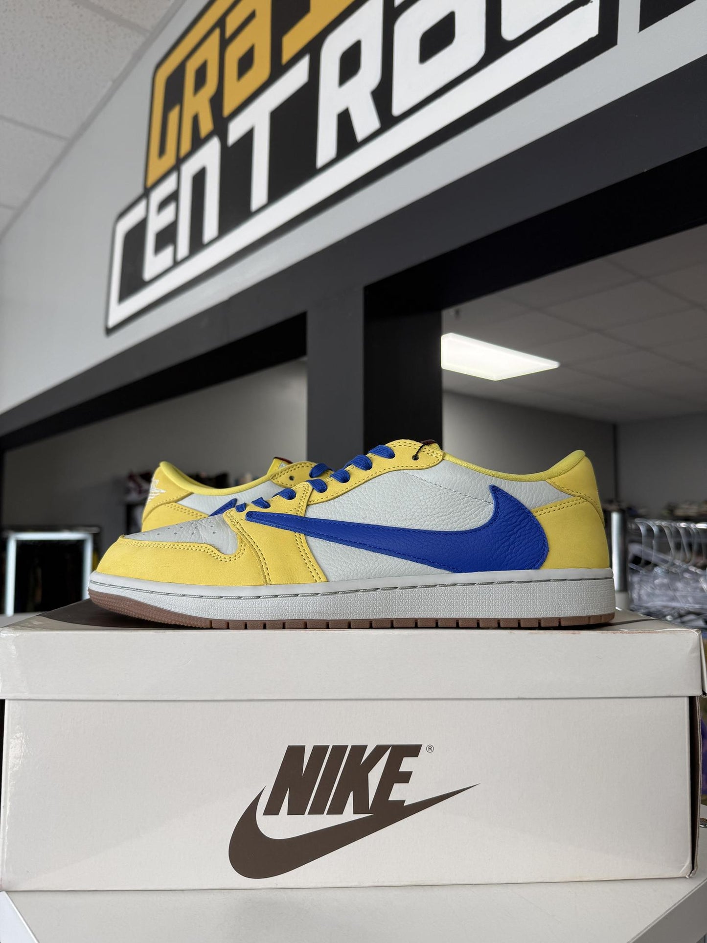 Jordan 1 Low x Travis Scott "Canary" Used Size 11