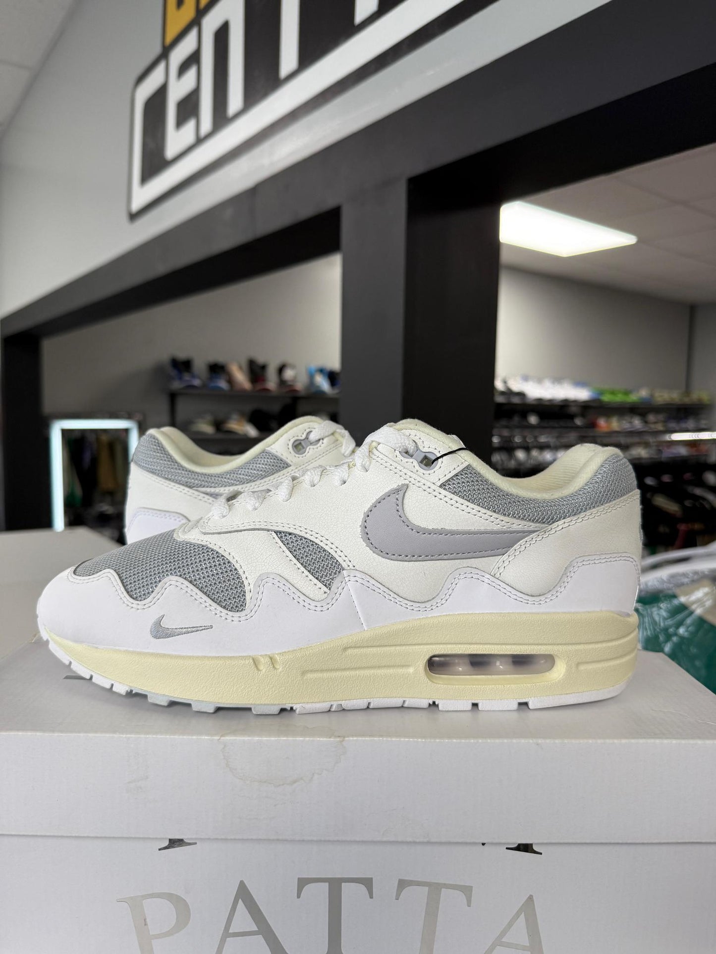 Nike Air Max 1 x Patta "White" Used Size 9.5