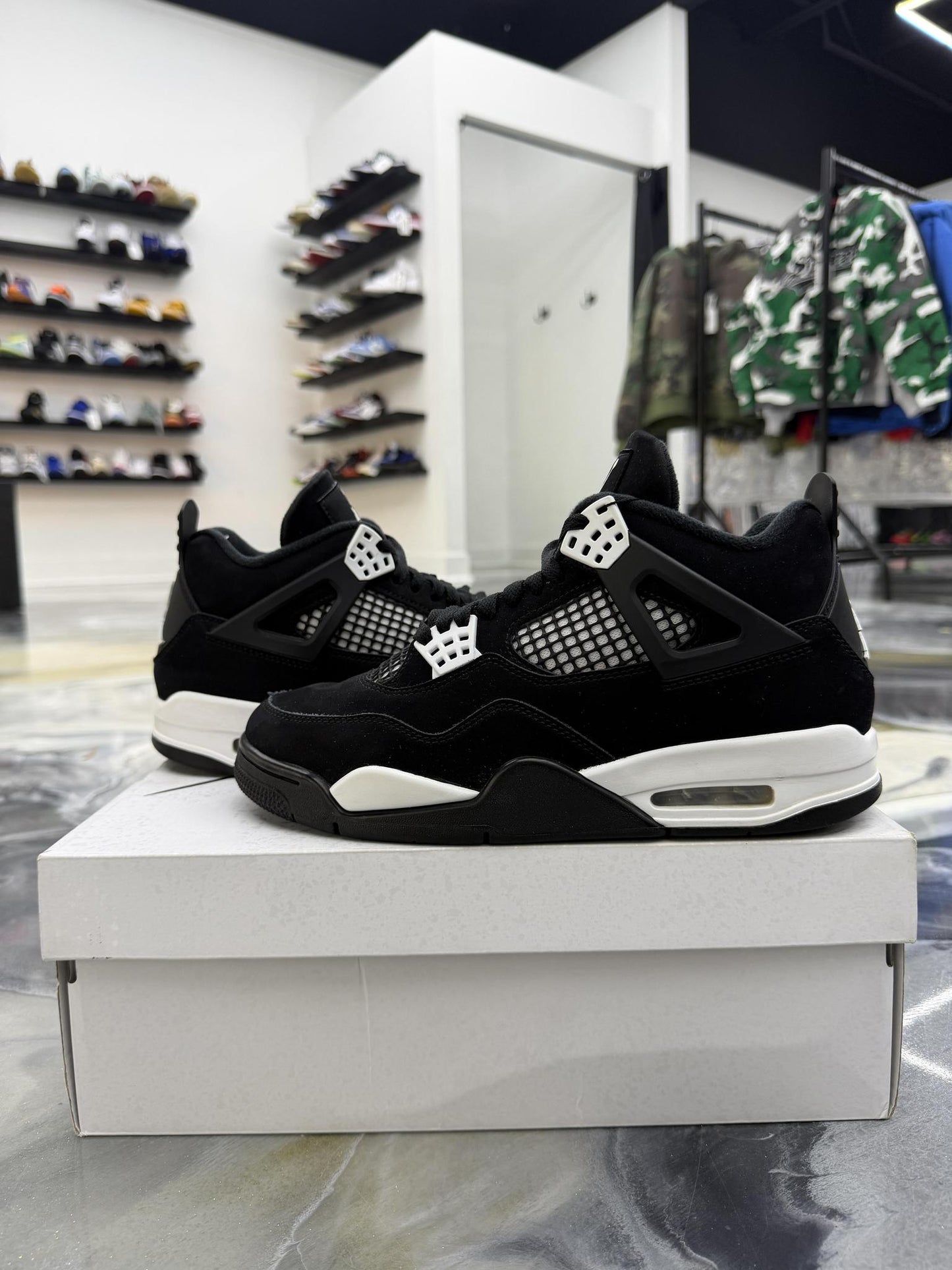 Jordan 4 White Thunder Used Size 8