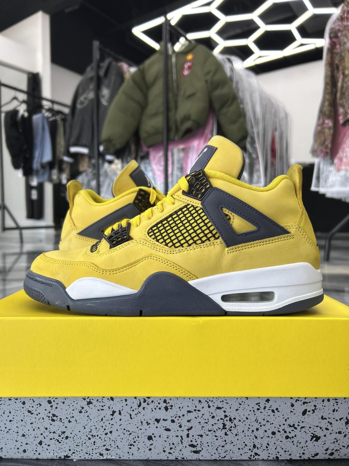 Jordan 4 "Lightning" Used Size 9