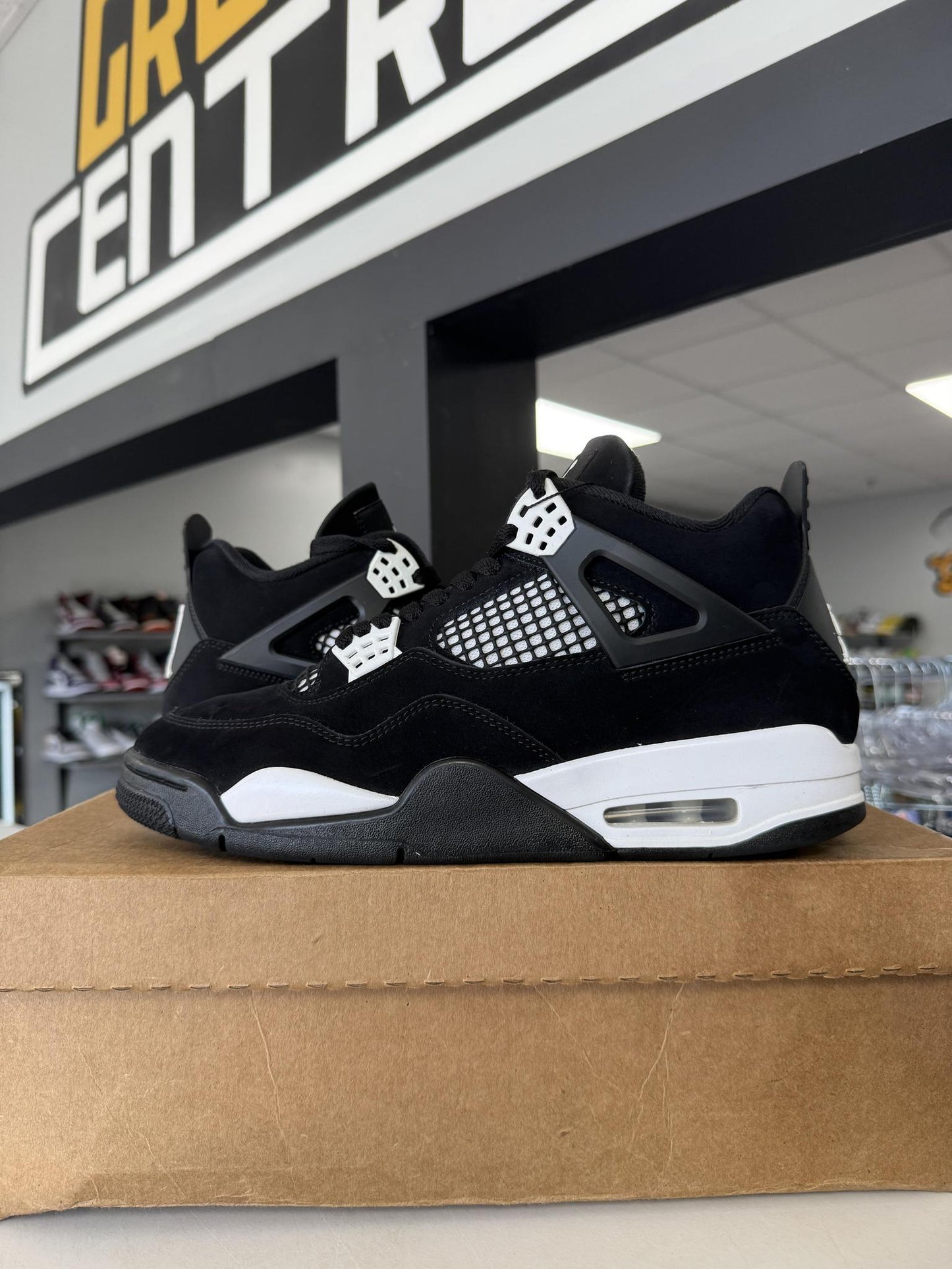 Jordan 4 "White Thunder" Used Size 9.5