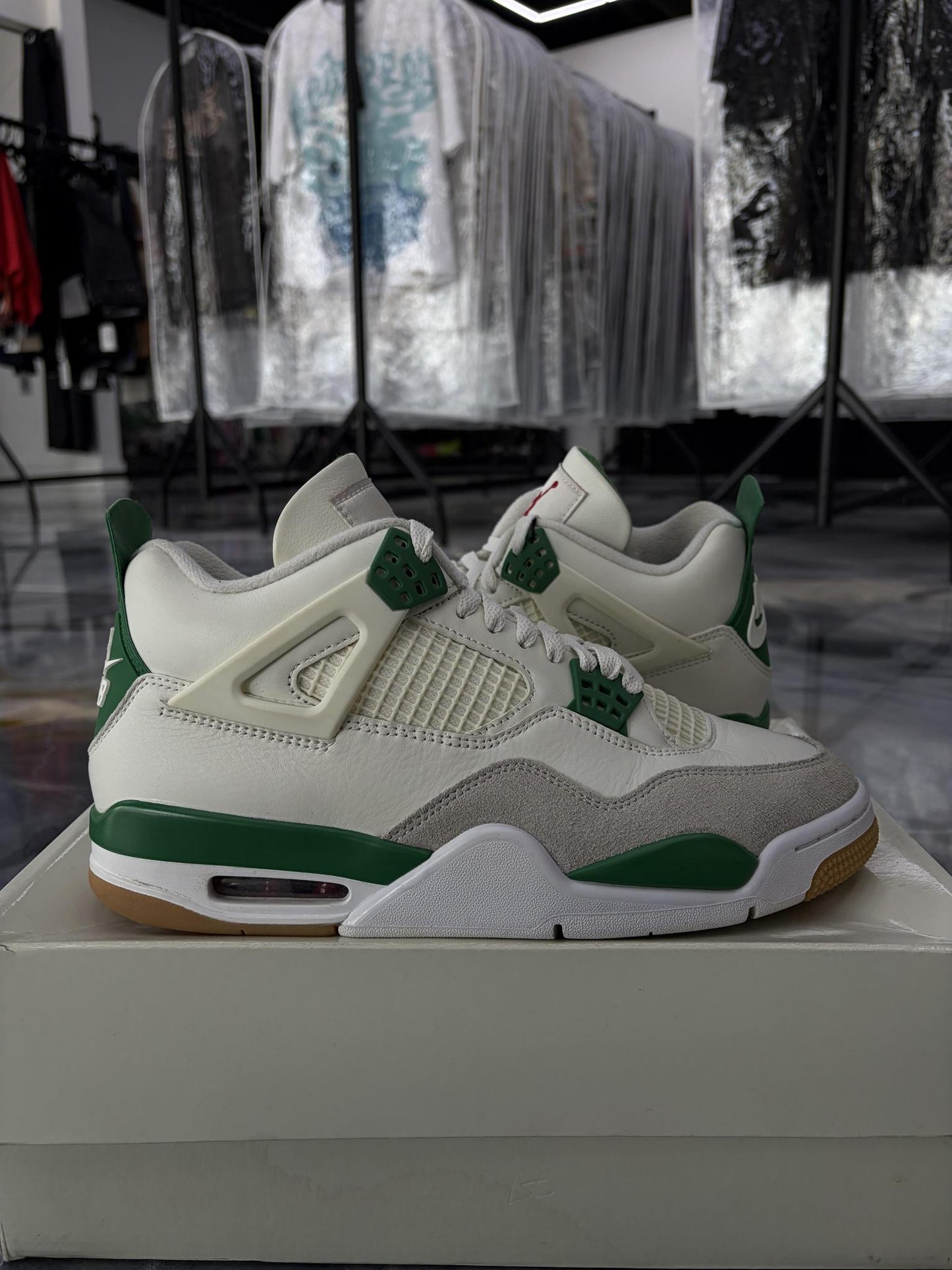 Jordan 4 SB "Pine Green" Used Size 9