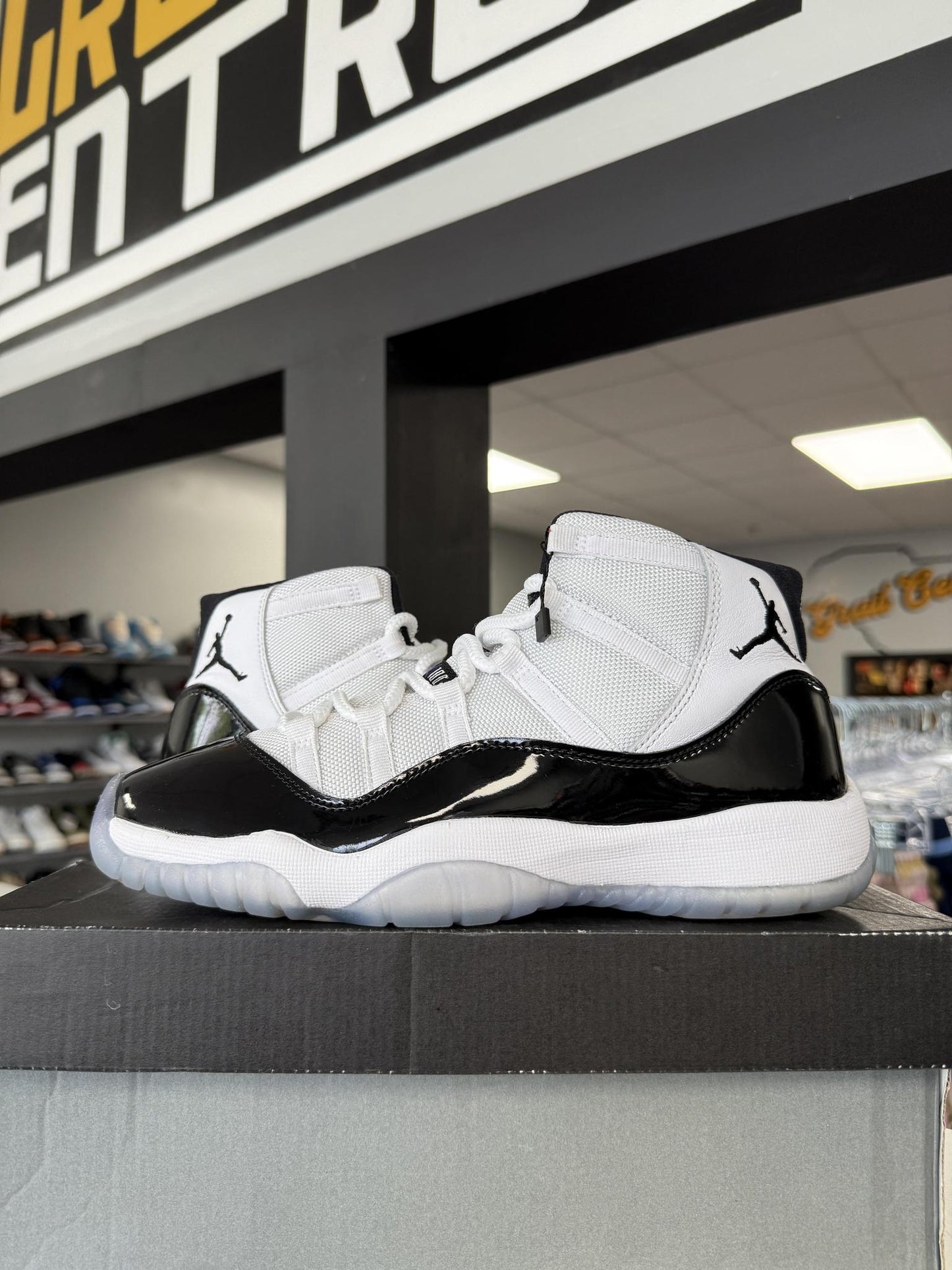 Jordan 11 "Concord" Used Size 7Y/8.5W
