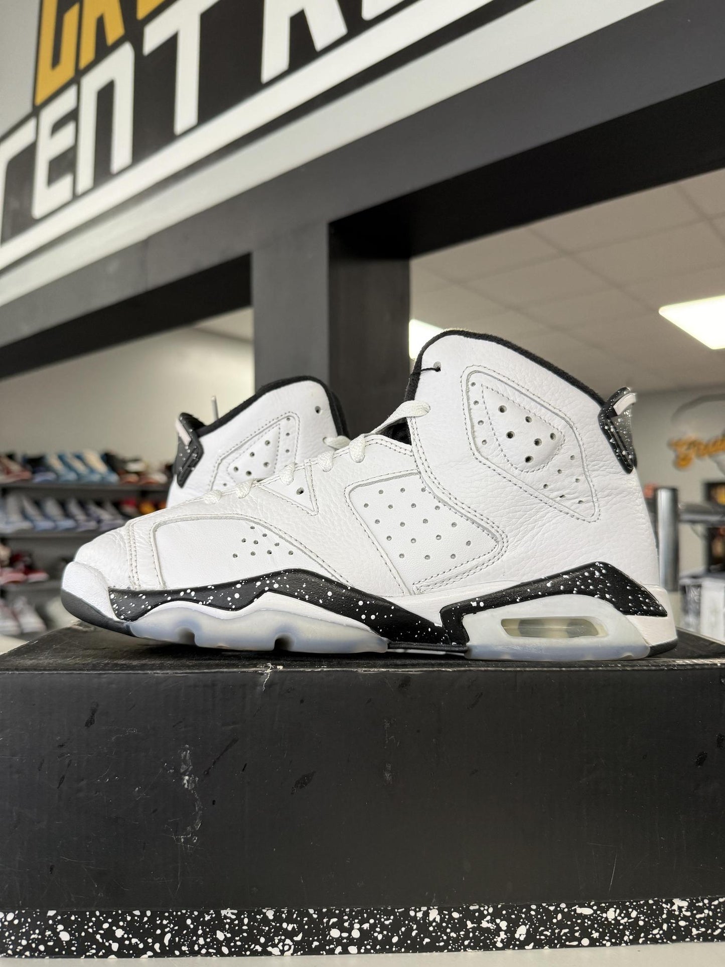 Jordan 6 "Reverse Oreo" Used Size 7Y/8.5W