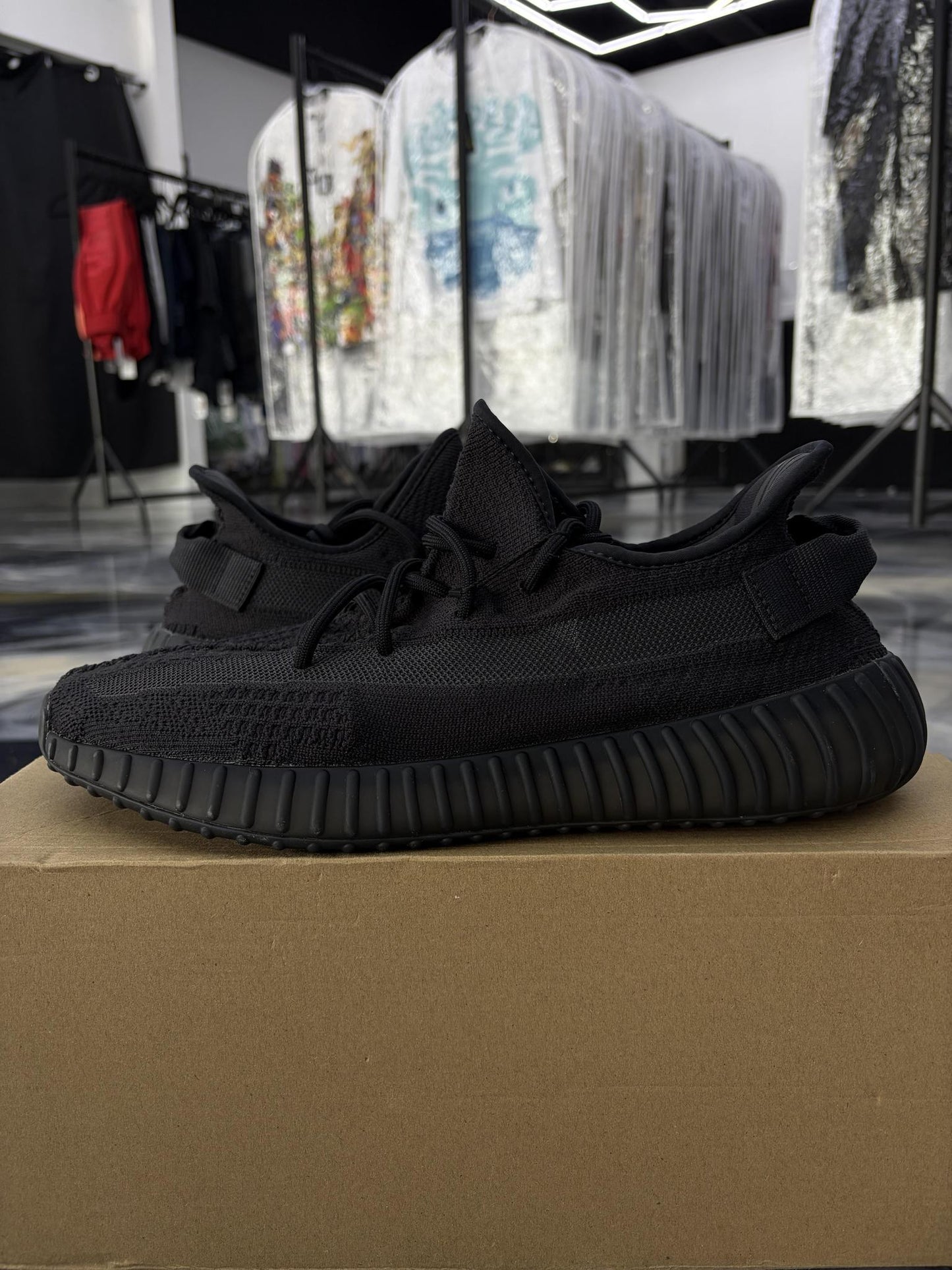 Yeezy 350 V2 "Onyx" Used Size 11.5