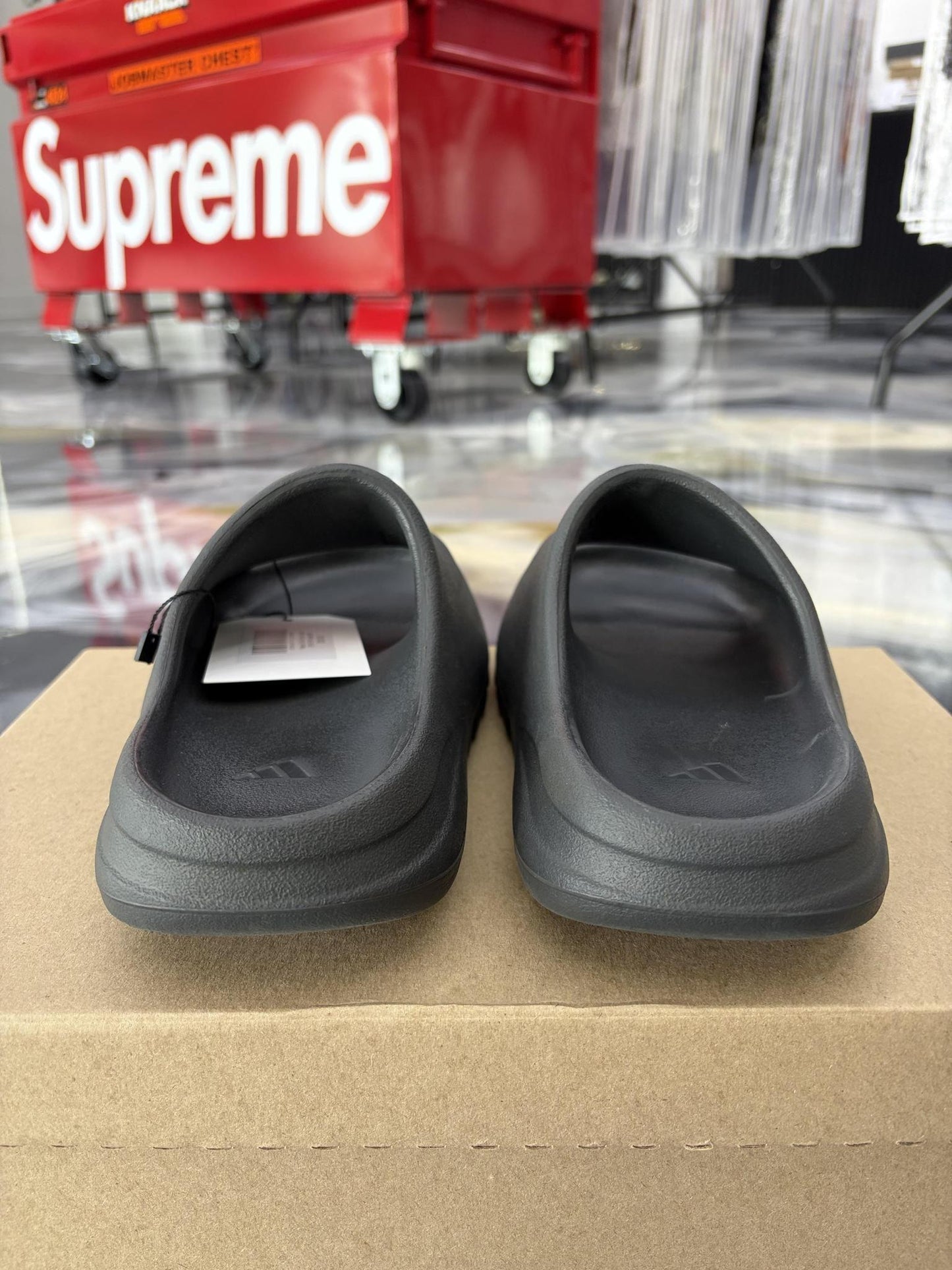 Yeezy Slide "Onyx" Used Size 5Y/6.5W