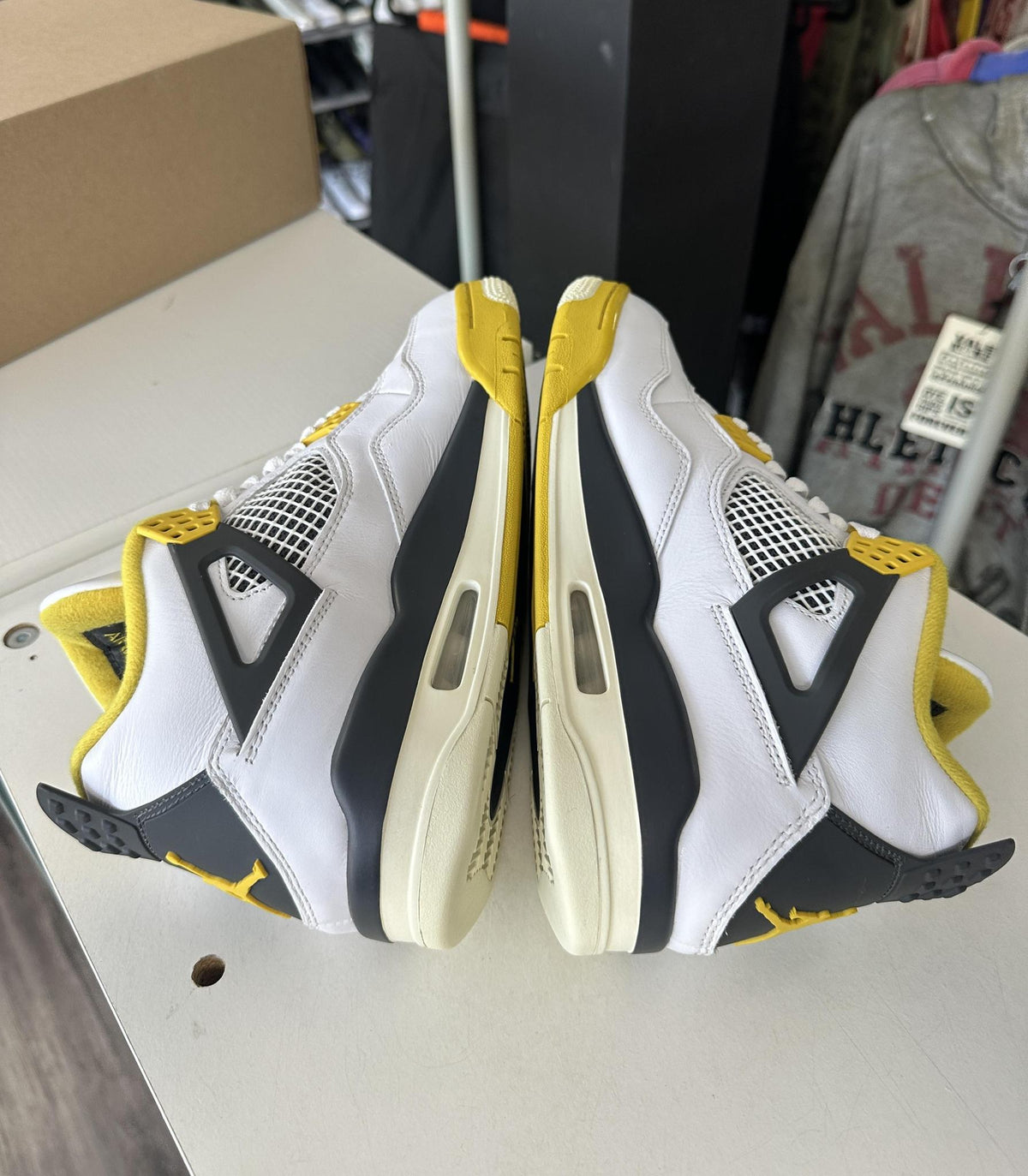 Jordan 4 Vivid Sulfur Used