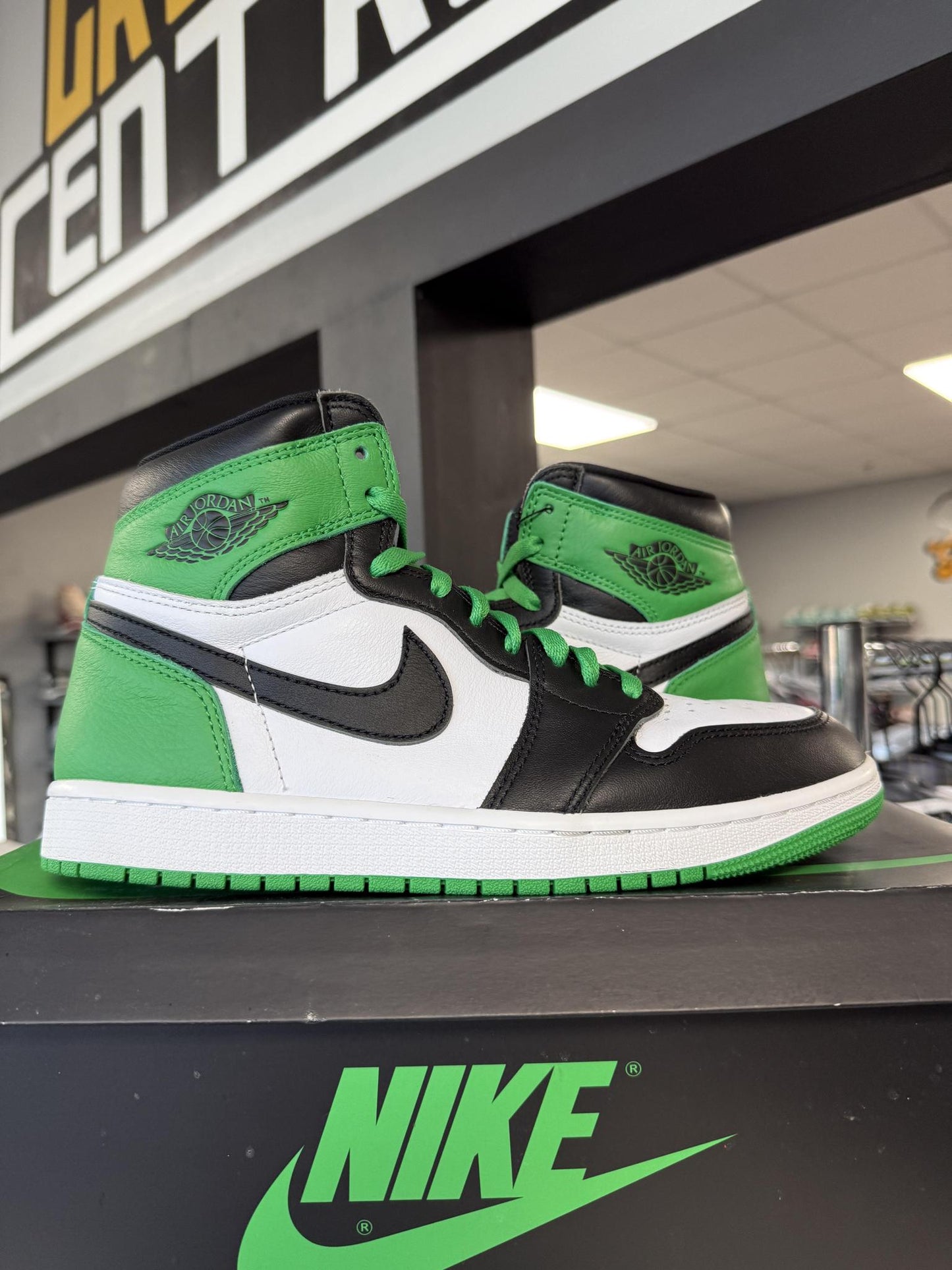 Jordan 1 "Lucky Green" Used Size 9
