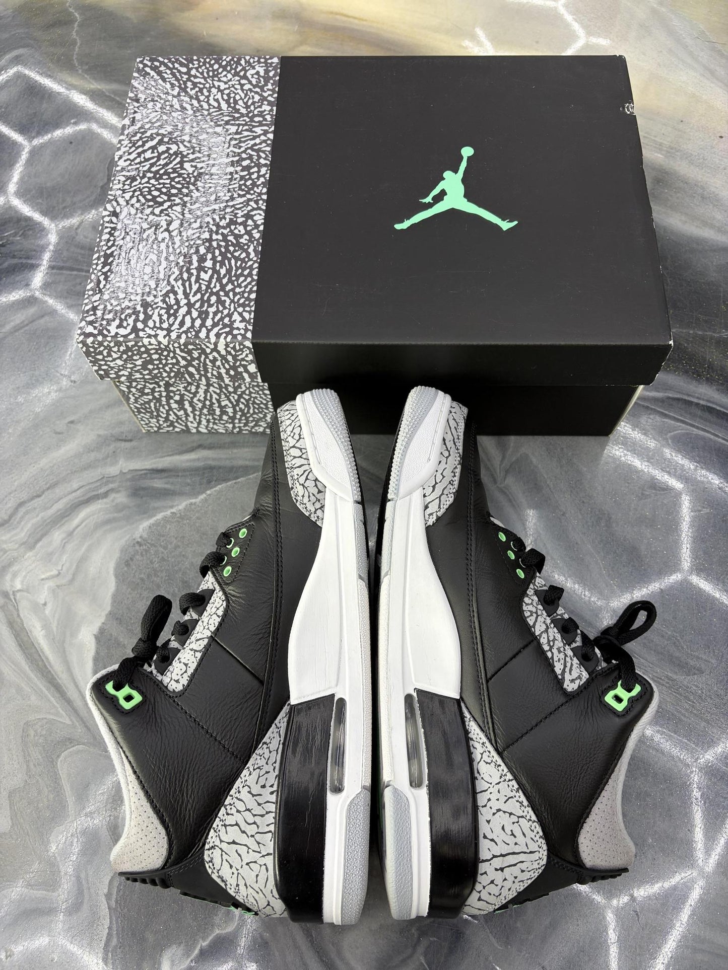 Jordan 3 "Green Glow" Used Size 9