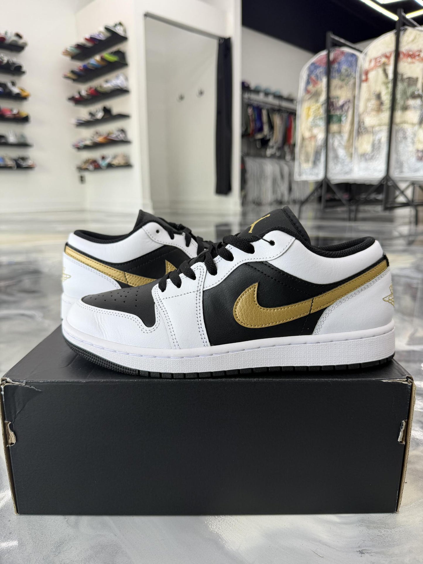 Jordan 1 Low "Black White Gold" Used Size 9
