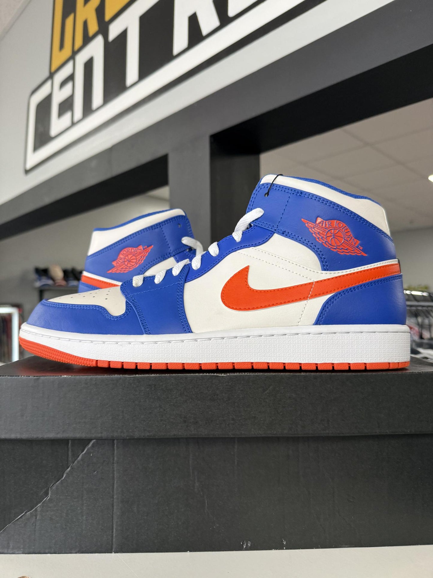 Jordan 1 Mid "Knicks" Used Size 12
