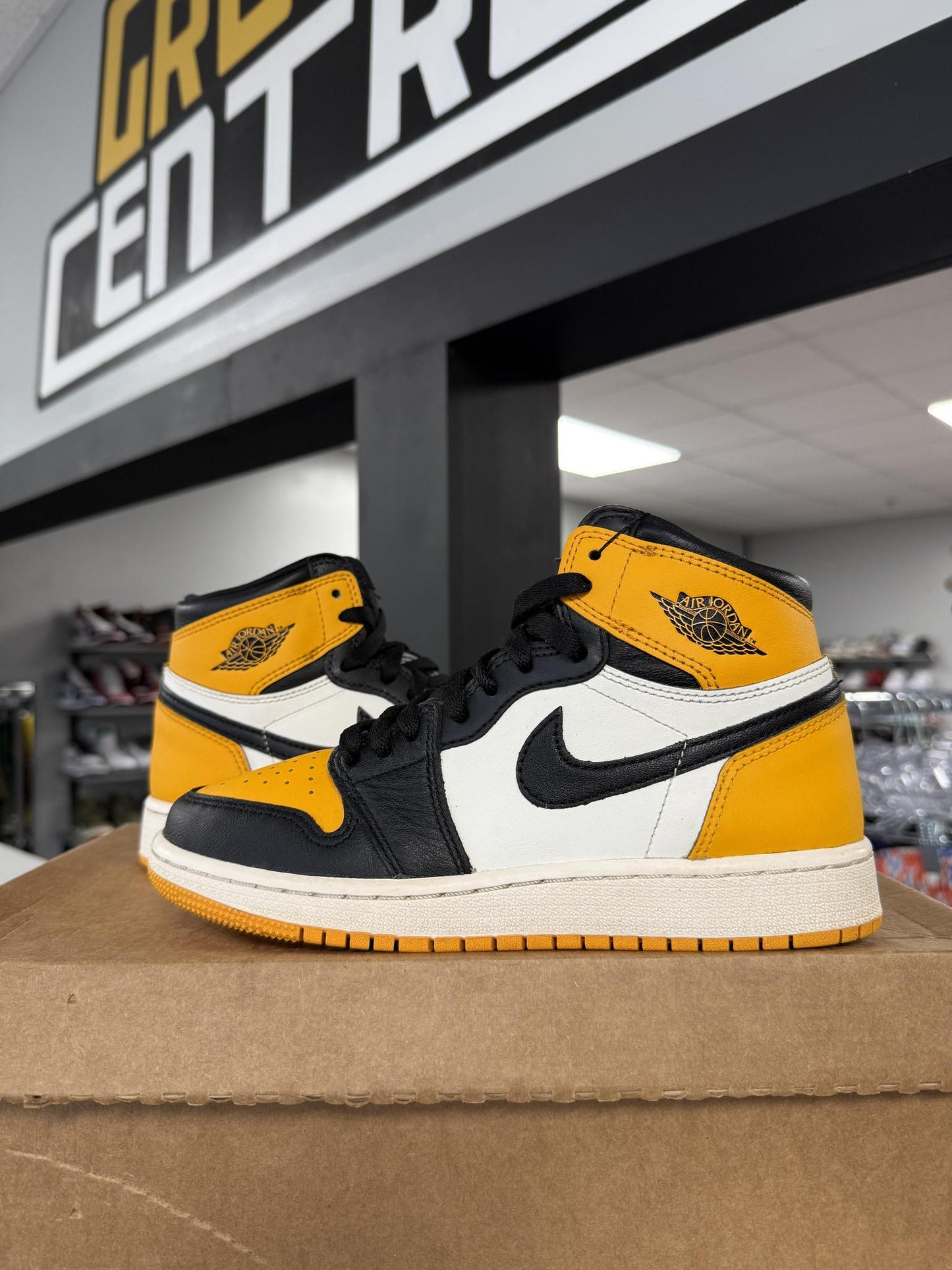 Jordan 1 "Taxi" Used Size 5Y/6.5W