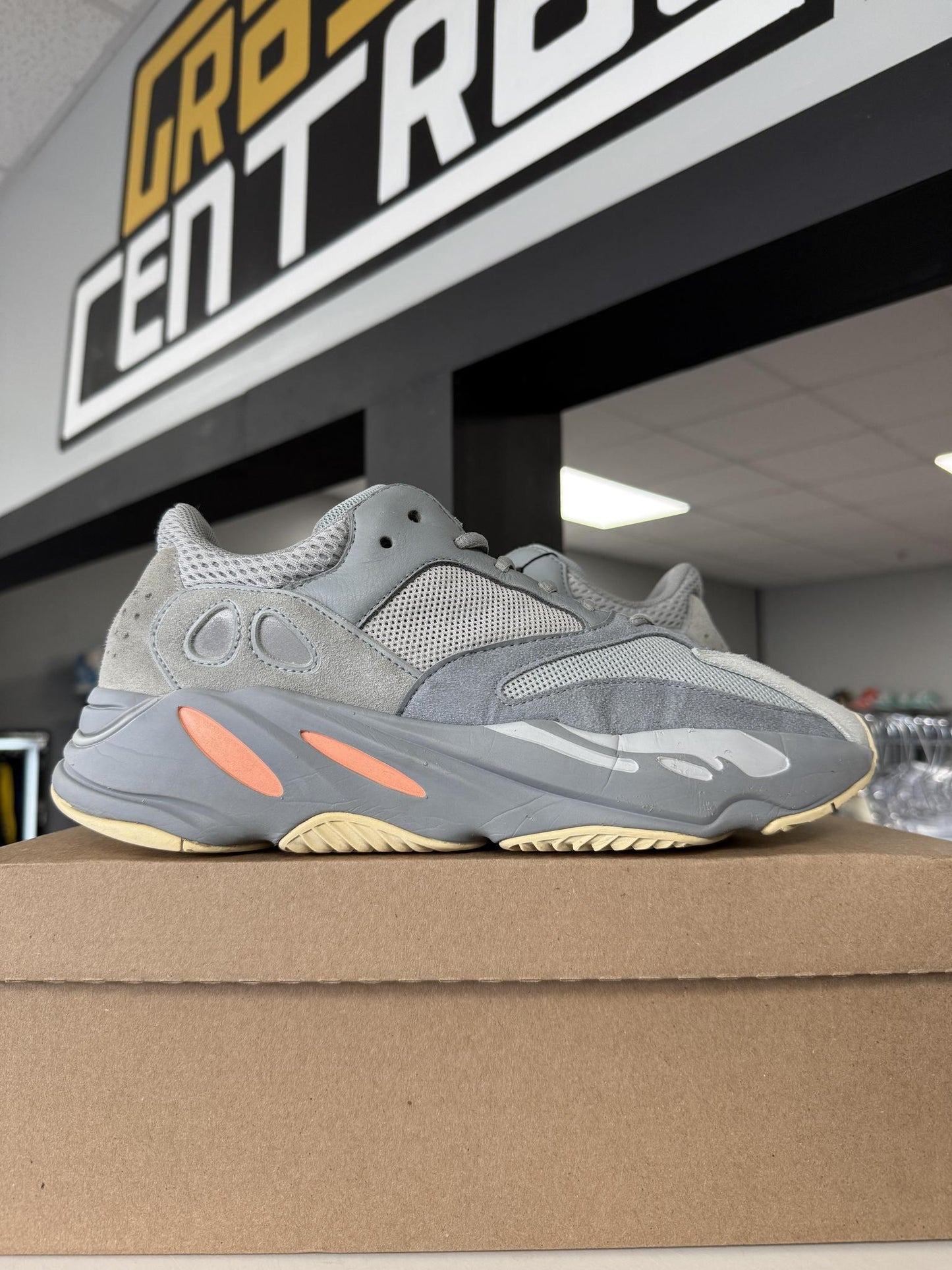 Yeezy 700 Boost "Inertia" Used Size 11.5