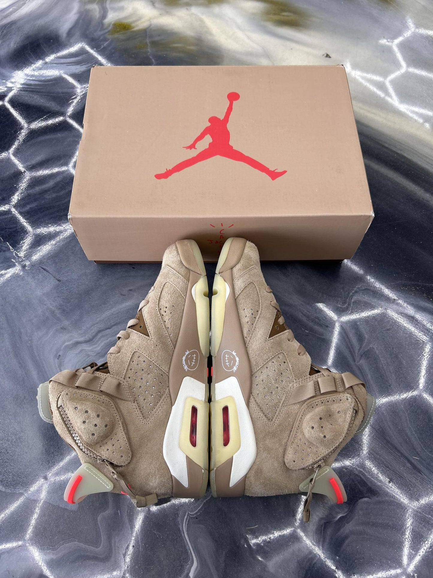 Jordan 6 Travis Scott "British Khaki" Used Size 9